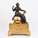 Fransk Kaminur - Bronze - Udsmykket Med Kvindefigur med strålekrone og bog - 
Paris - År 1820erne
