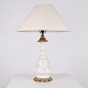 Lampe i Hvid Opalineglas med Rødt Mønster og Messingfod fra 1880’erne