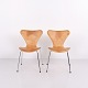 Sæt af 2 Arne Jacobsen Syver Stole Model 3107 i Ahorn og Cognac Læder fra 1996 Fritz Hansen