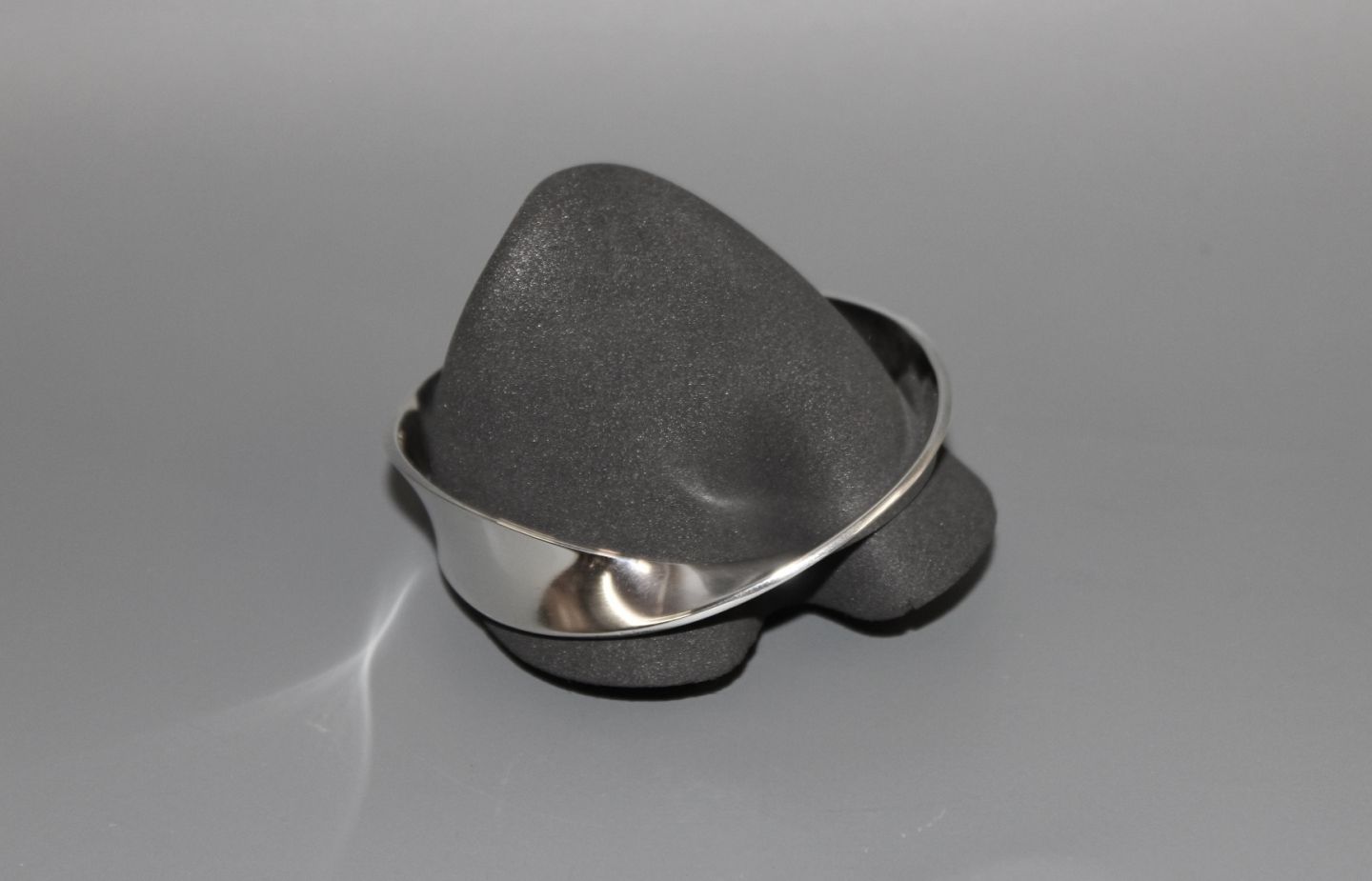 Jensen MÖBIUS Armring designet af Torun Bülow-Hübe i 925 sterling - Antik Design