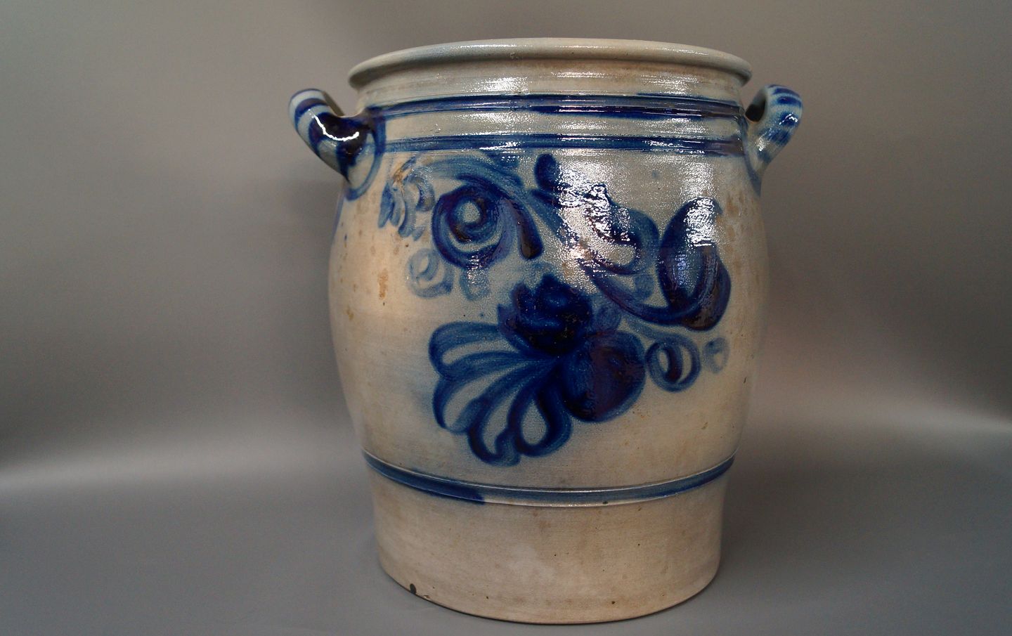 Stor grå keramik krukke med blåt mønster. * 5000m2 udstilling. - Osted Antik Design