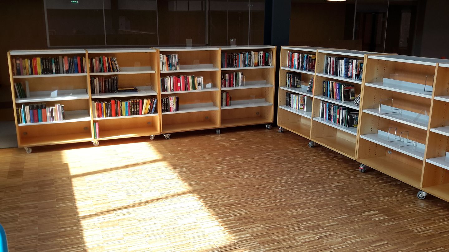 labyrint leje Og hold Vi har i vinter restaureret møbler fra et brandskadet skolebibliotek. På  billede - Osted Antik & Design