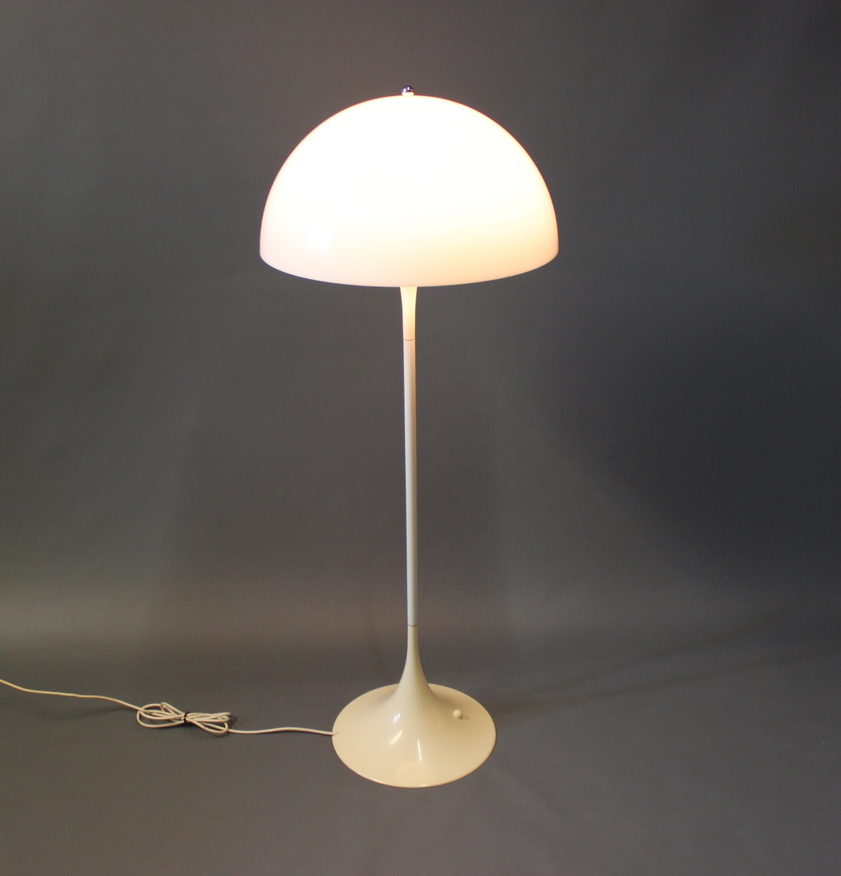 Panthella gulvlampe designet af Verner i 1971 og produceret af Louis Poul - Osted Antik & Design