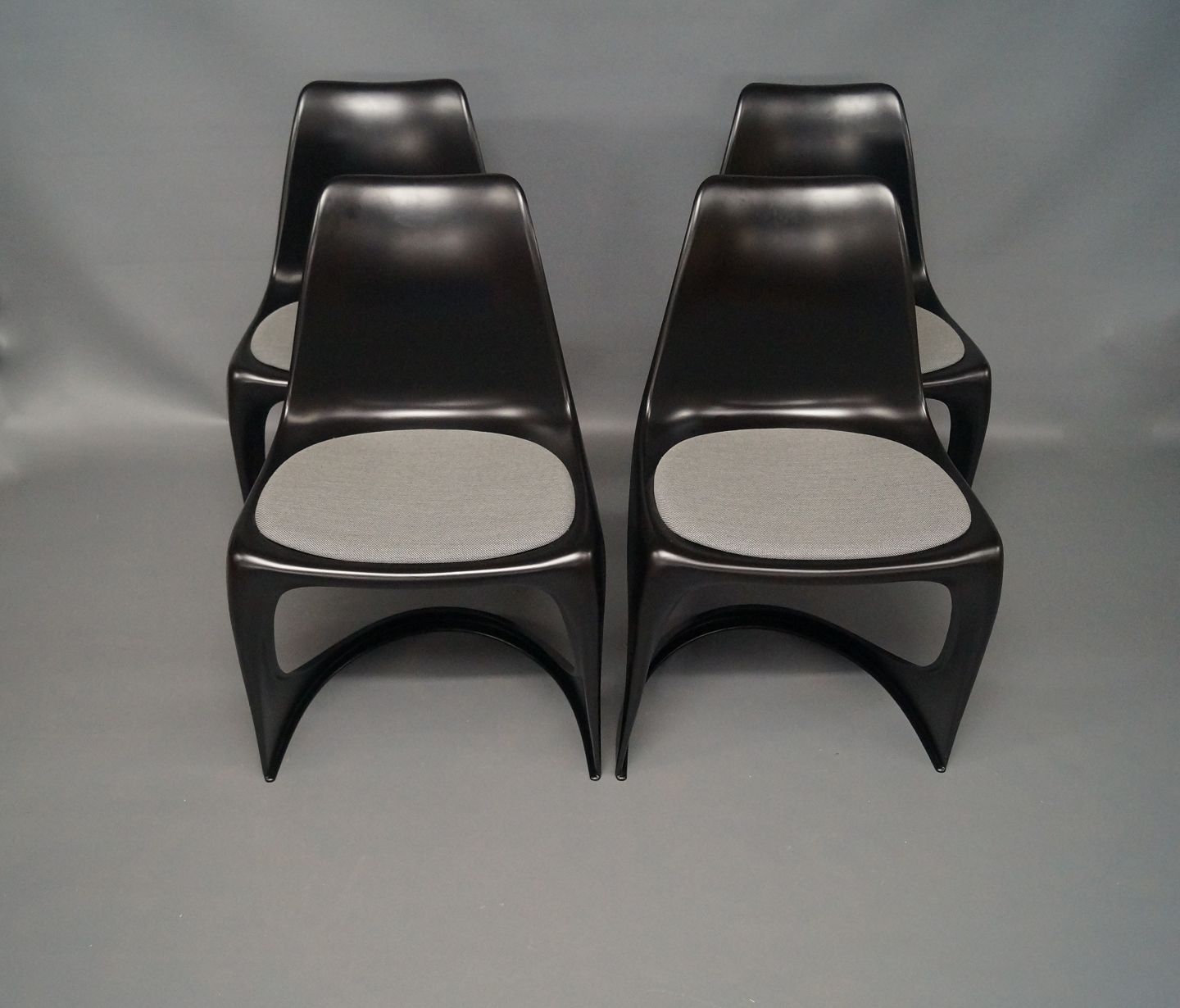 Sorte plastic stole med sæde af designet Steen Østergaard frem - Osted Antik & Design