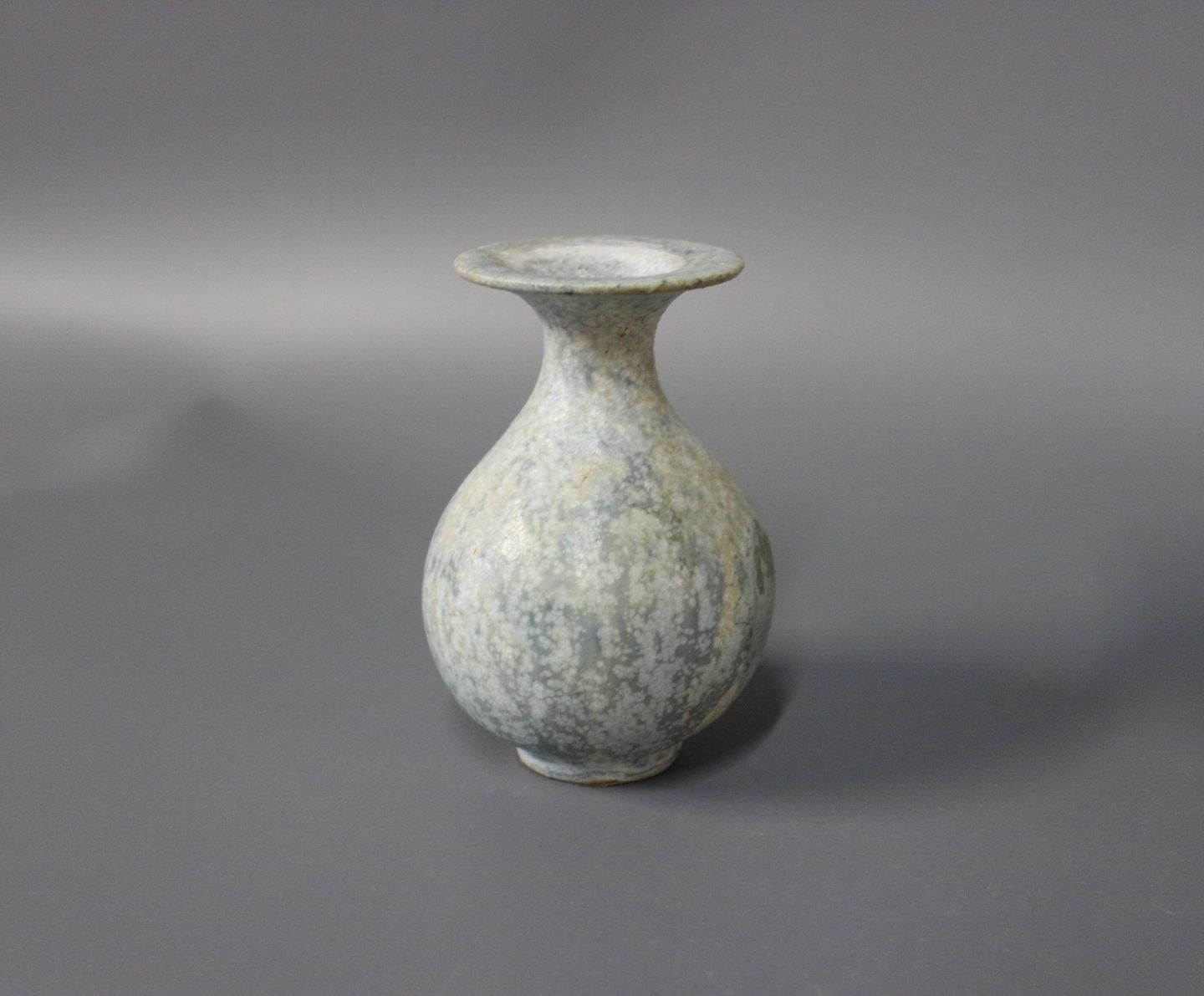 Vil ikke halt Postbud Fin lille grå keramik vase af Arne Bang, nr. 51. * 5000m2 udstilling. -  Osted Antik & Design