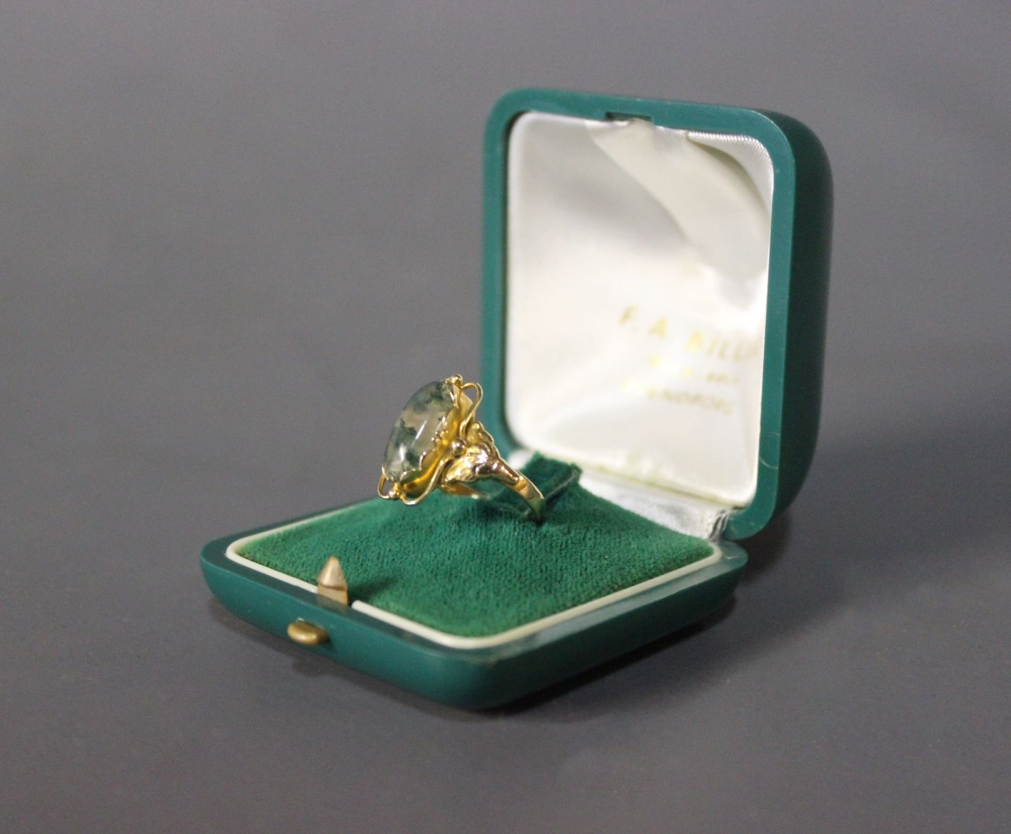 14 kt. guldring med smuk grøn sten. * 5000m2 - Osted Antik & Design