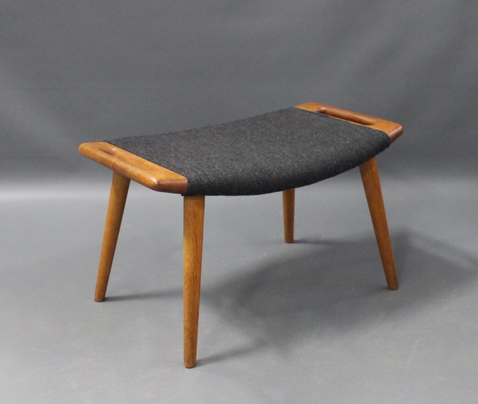 Skammel til bamsestolen, model designet af Hans J. Wegner i frems - Osted Antik & Design