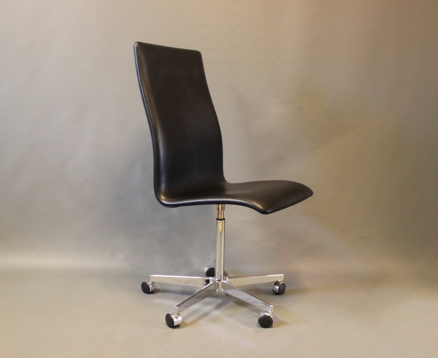 månedlige gå pie Oxford Classic kontorstol, model 3193C, i sort elegance læder af Arne  Jacobsen o - Osted Antik & Design