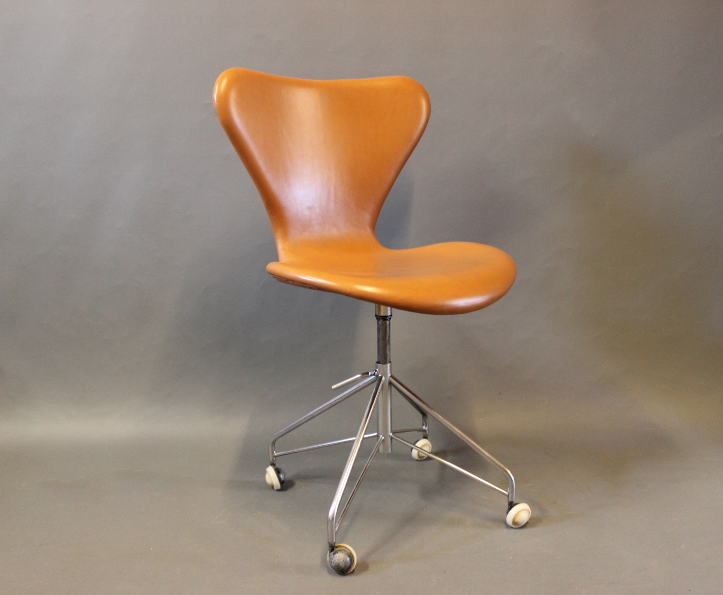 Bil kaste cilia Syver kontorstol, model 3117, af Arne Jacobsen og Fritz Hansen. * 5000m2  udstill - Osted Antik & Design