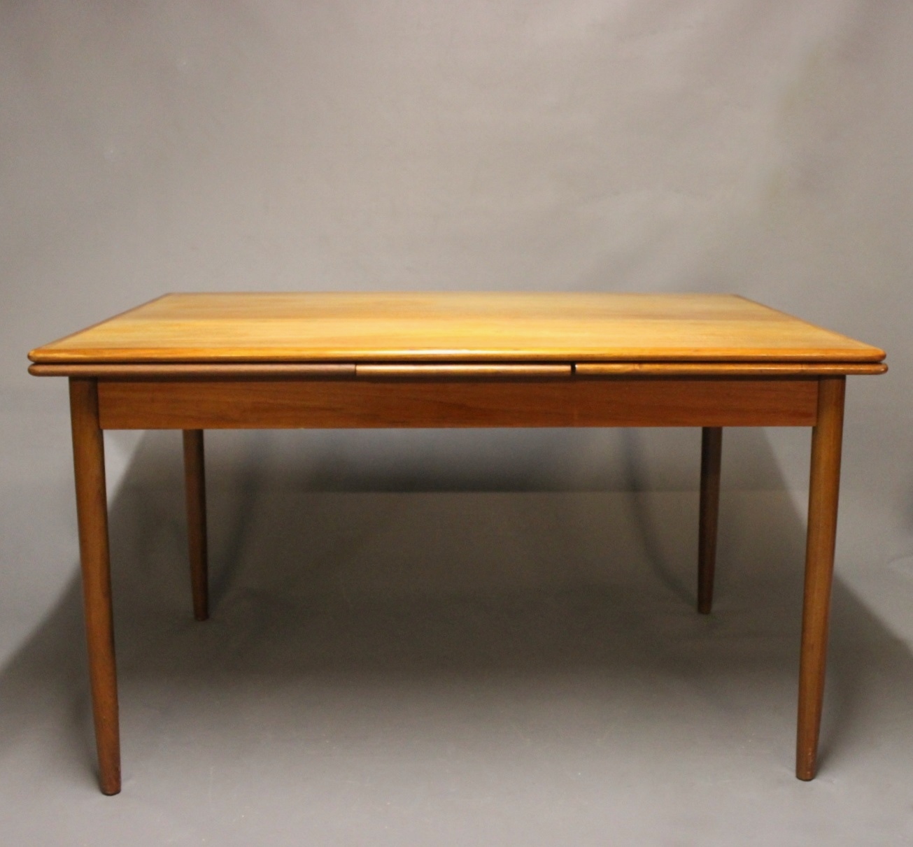 Spisebord i teak med hollandsk udtræk af design fra 1960erne. * 5000m2 uds Osted Antik &