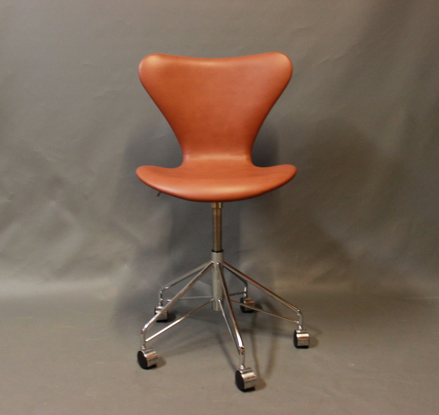 Syver kontorstol, model 3117, i cognac farvet læder af Arne Jacobsen og - Osted Antik & Design