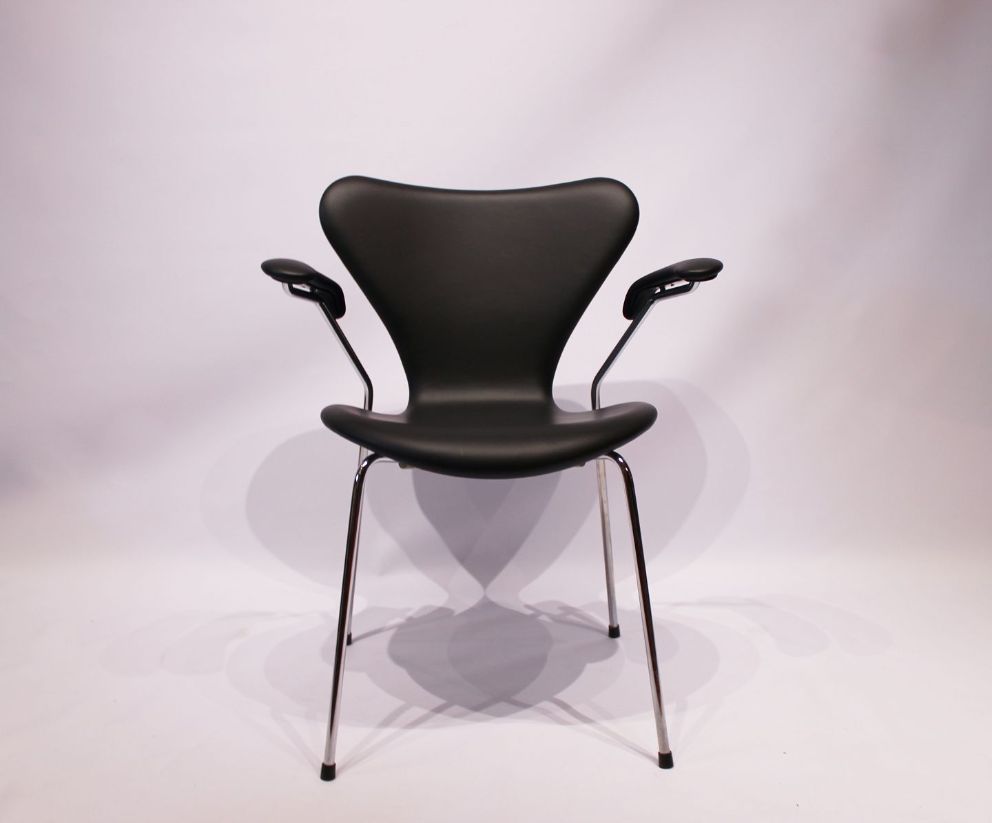 ekstremt Dalset garage Syver stol, model 3207, med armlæn i sort klassisk læder af Arne Jacobsen  og Fri - Osted Antik & Design