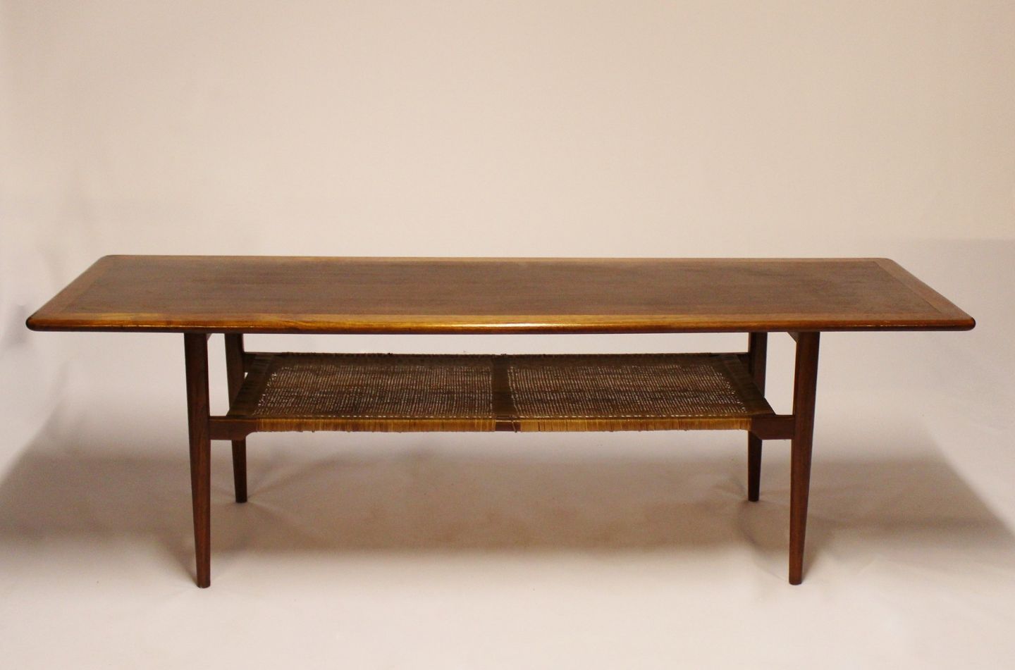 Sofabord i teak med flet af dansk design fra * 5000m2 udstilling - Osted Antik & Design