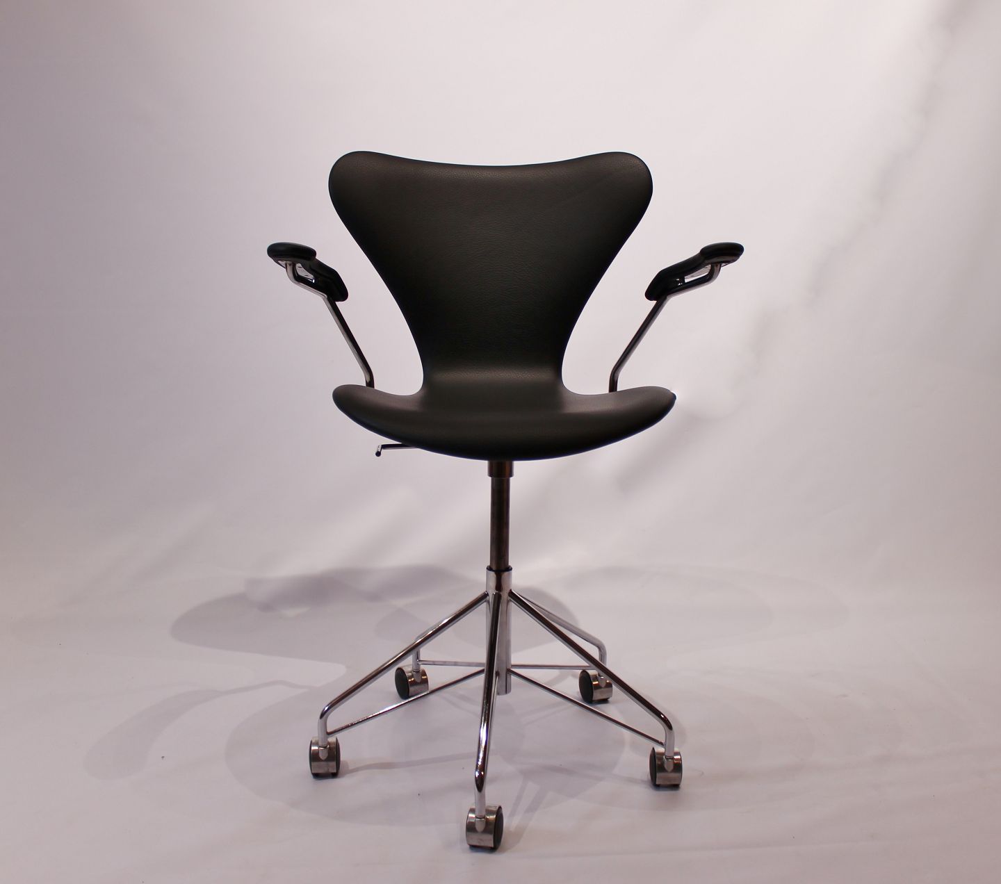 kontorstol, model med armlæn og drejefunktion i sort læder af Arne Ja - Osted Antik & Design