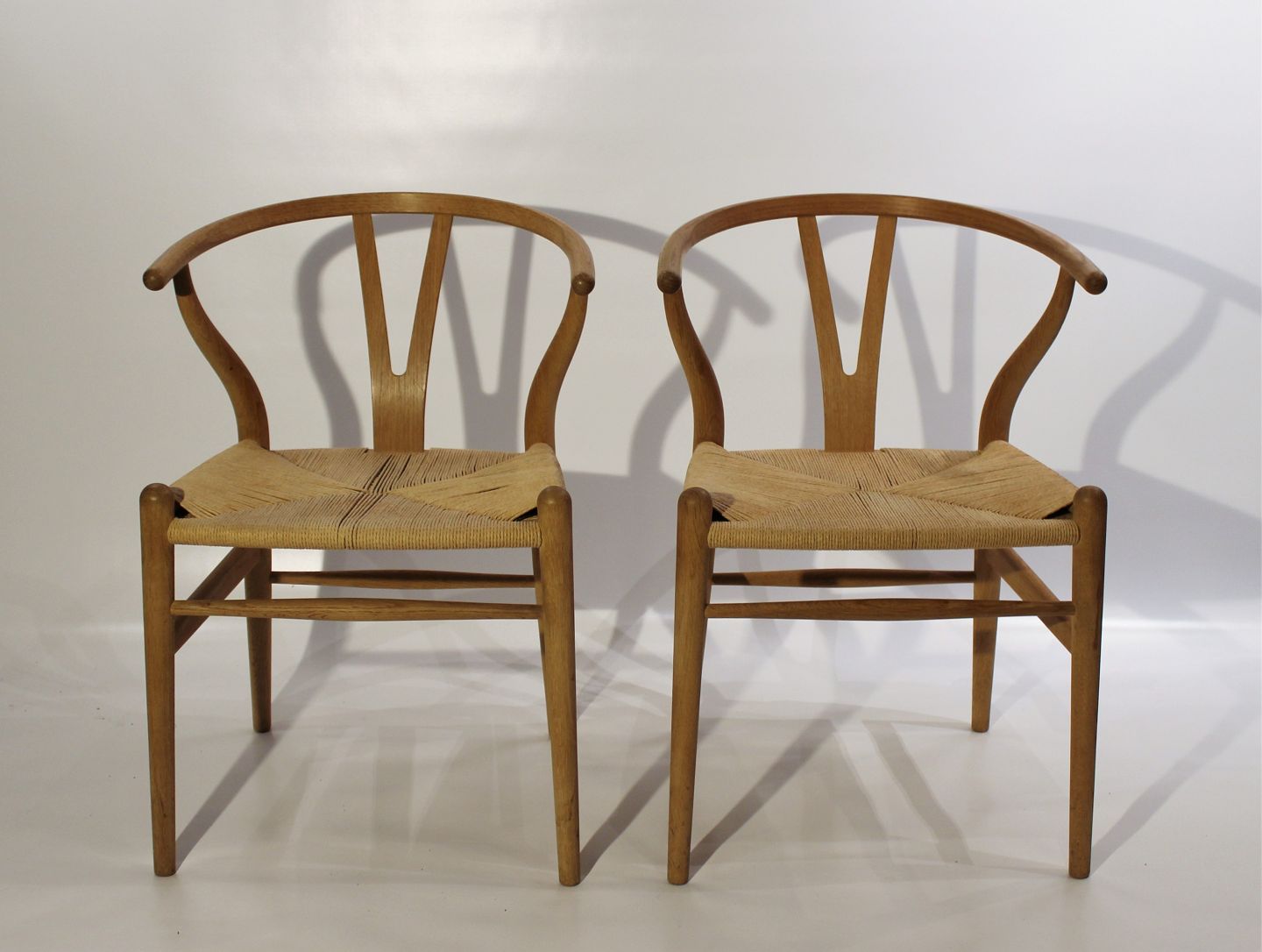 Et par Y-stole, model CH24, designet af Hans J. Wegner i 1950 hos - Osted Antik &