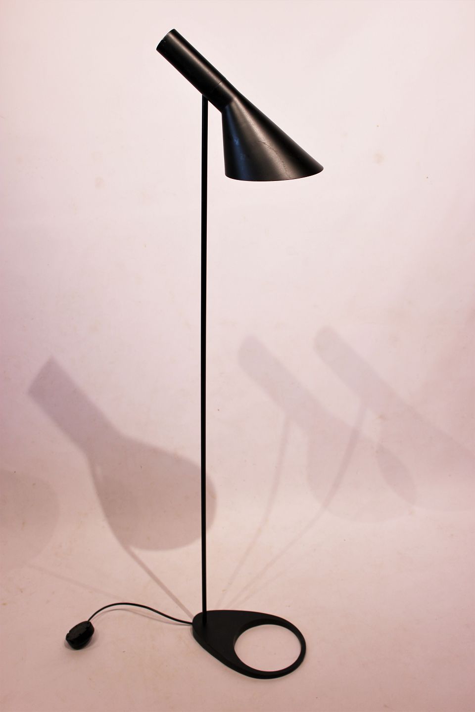 Sort gulvlampe designet af Arne Jacobsen i 1960 og fremstillet af - Antik Design