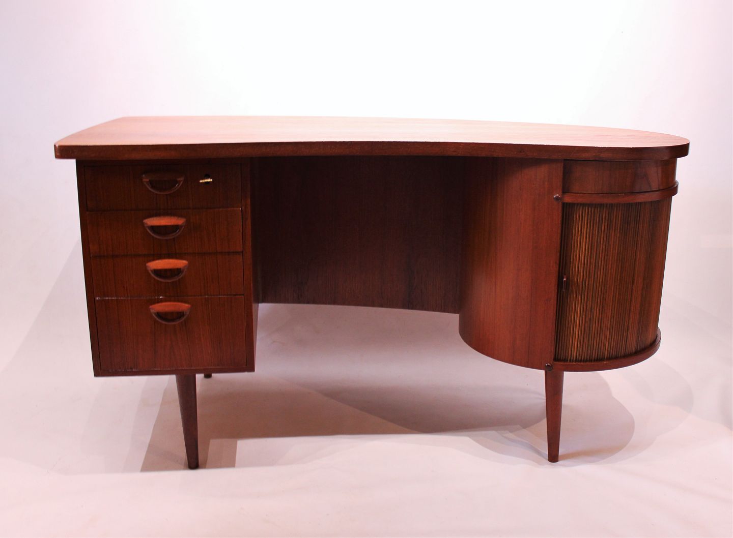 Skrivebord med og barskab af teak designet af Kai Kristiansen. * 500 Osted Antik & Design