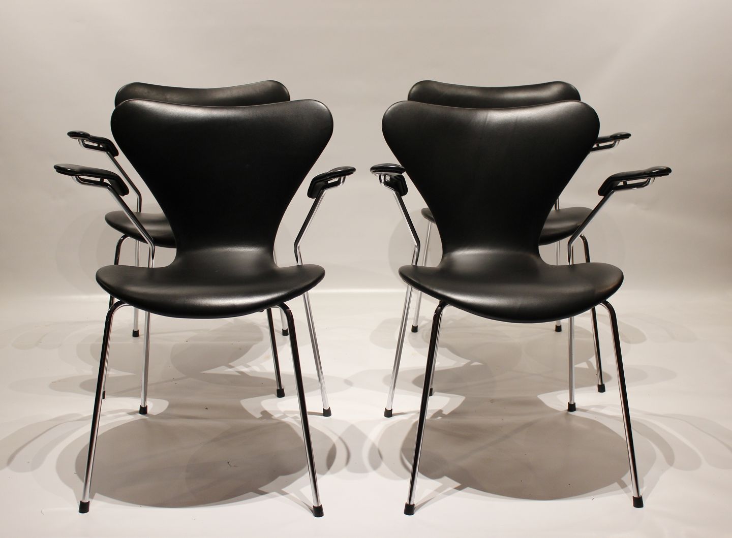 Kvæle Mere end noget andet Udelade Et sæt af fire syver stole, model 3207, med armlæn i sort savanne læder af  Arne - Osted Antik & Design