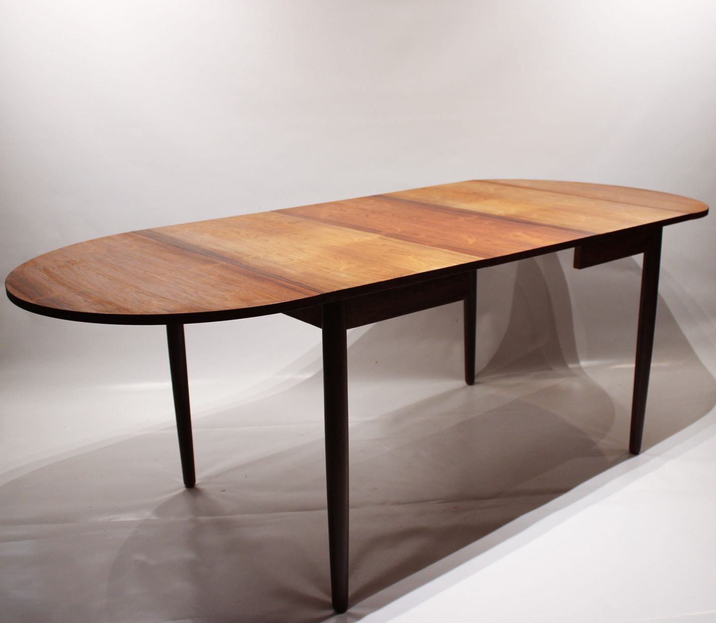 dynasti i dag kontoførende Spisebord med fire udtræksplader af palisander og dansk design fra  1960erne. * 5 - Osted Antik & Design
