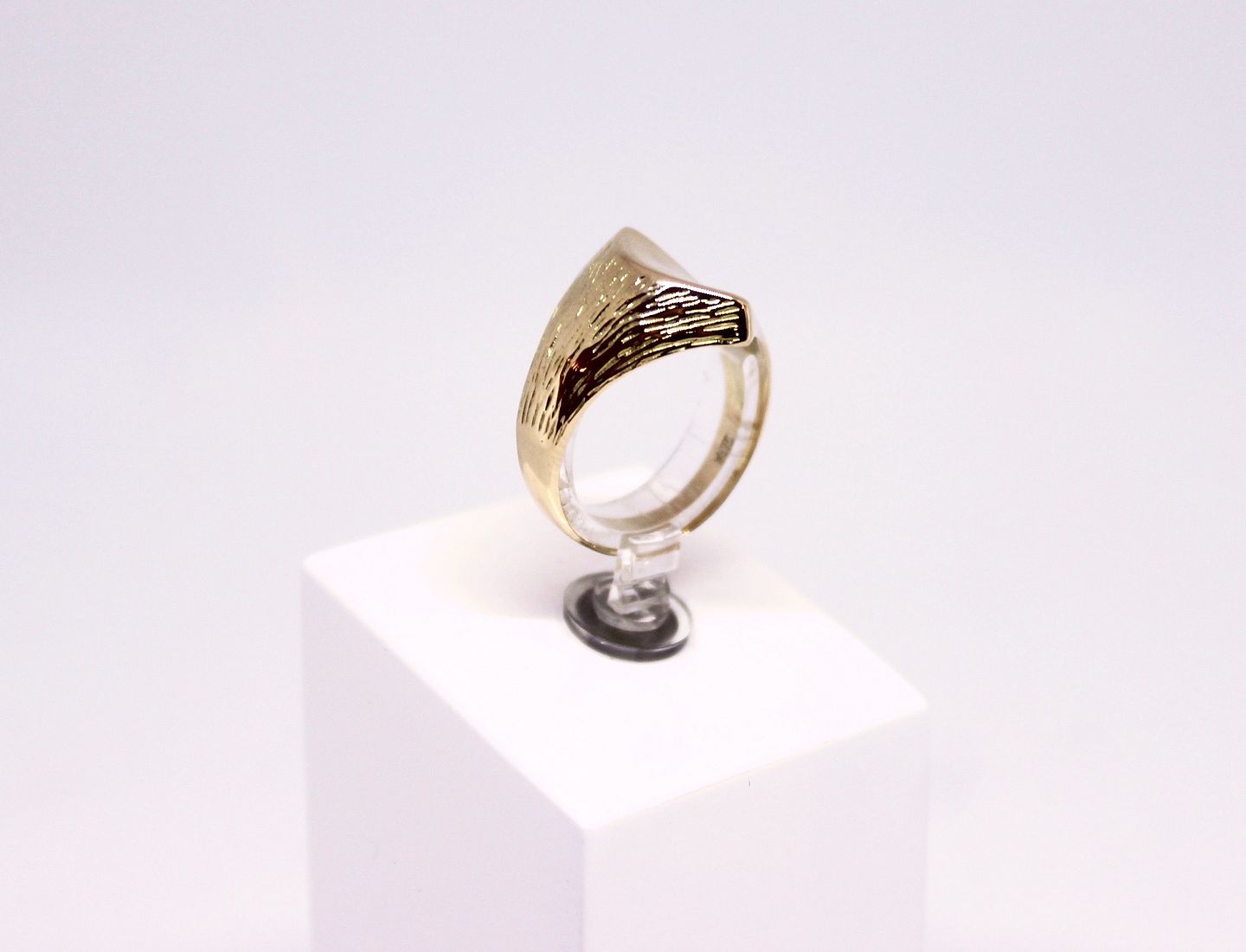 Ring af 14 kt. gold og GIFA. * 5000m2 udstilling. - Osted Antik & Design