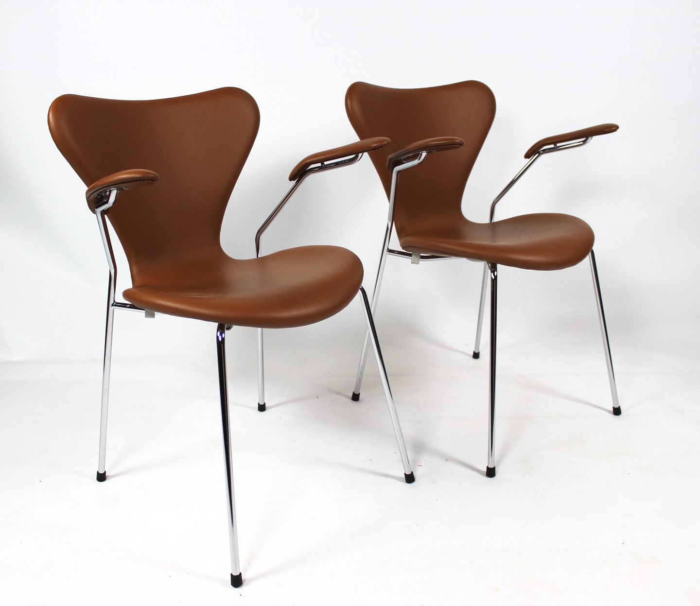 ophavsret Vandre afrikansk Et sæt af syver stole, model 3207, med armlæn i cognac farvet læder af Arne  Jaco - Osted Antik & Design