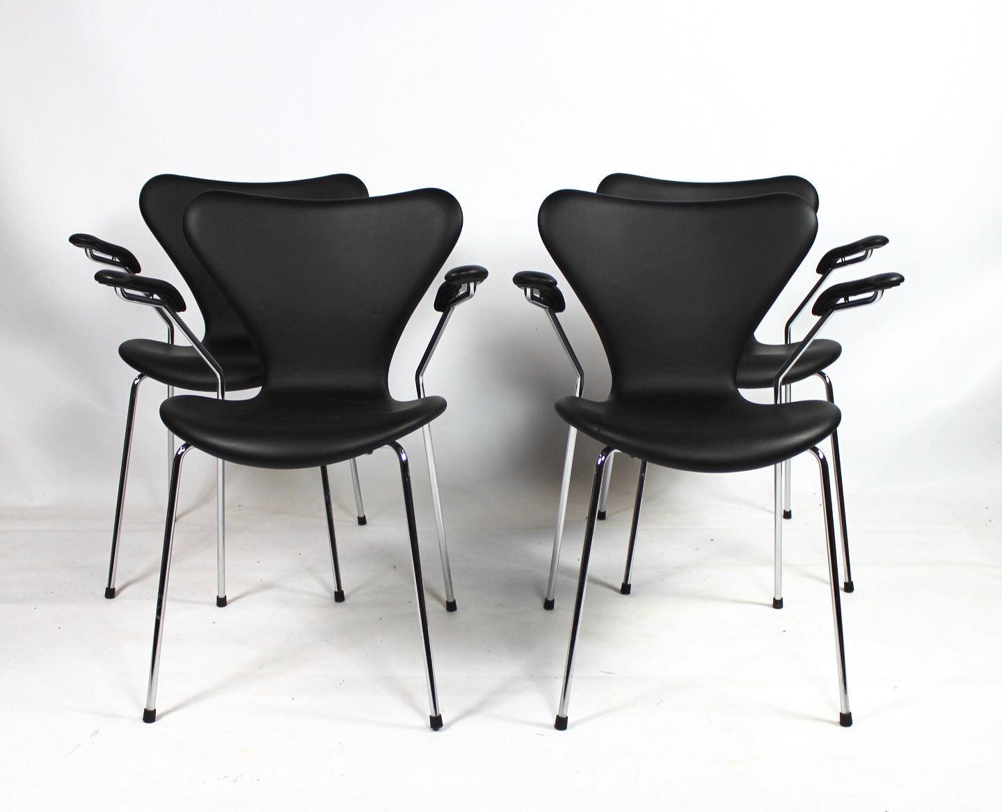 Kvæle Mere end noget andet Udelade Et sæt af fire syver stole, model 3207, med armlæn i sort savanne læder af  Arne - Osted Antik & Design