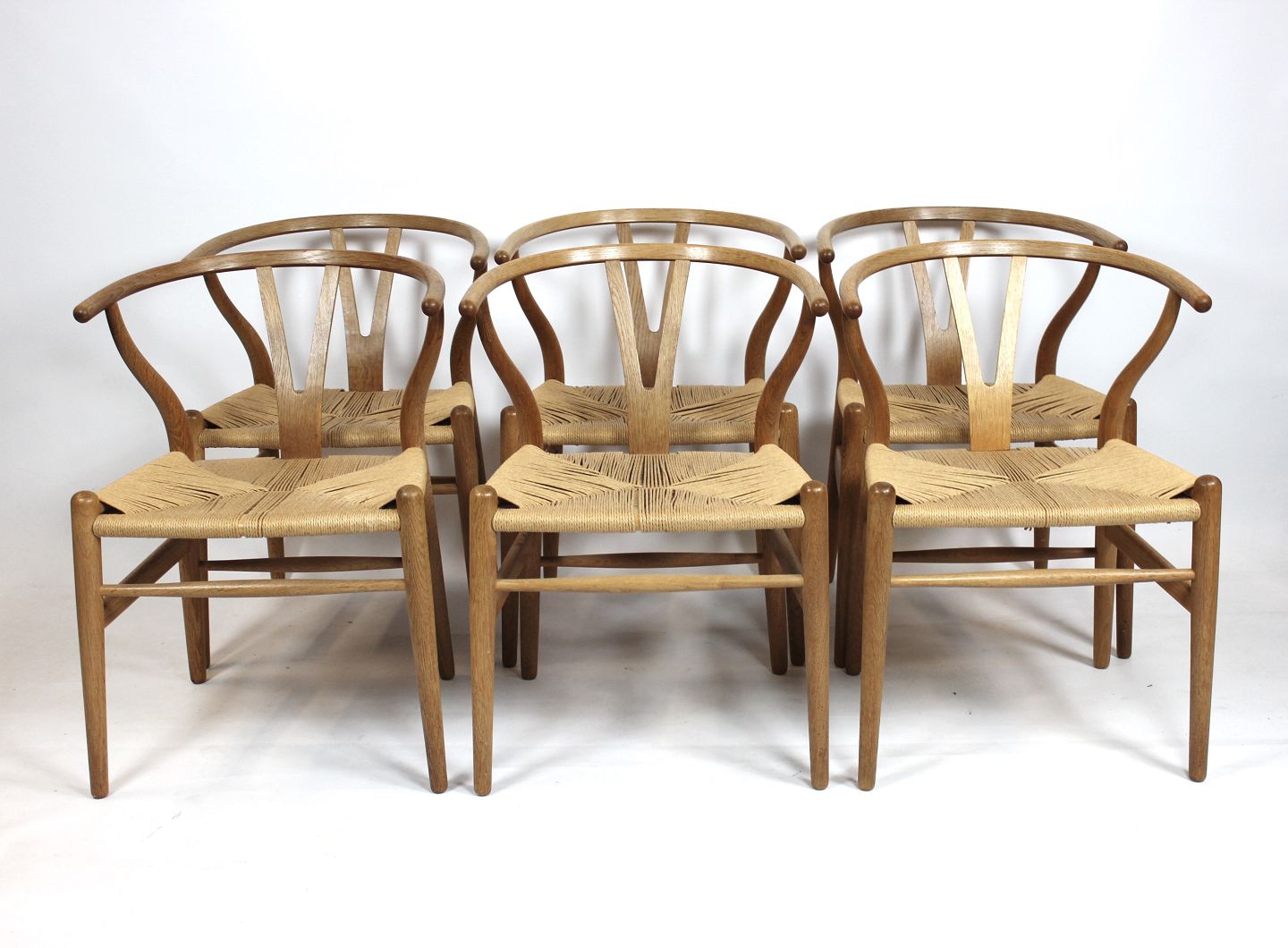 Sæt af 6 Y-stole, model CH24, i eg og naturflet af Hans J. og Hansen - Osted Antik & Design