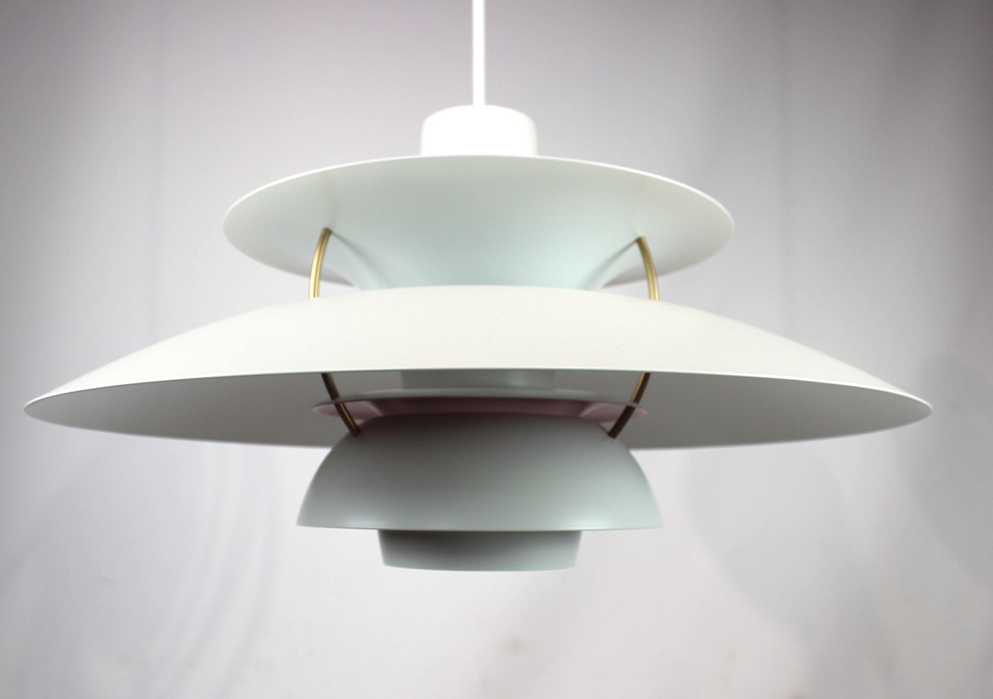 PH5 lampe designet af Poul Henningsen i 1958 og fremstillet af Louis Poulsen. - Osted Antik & Design