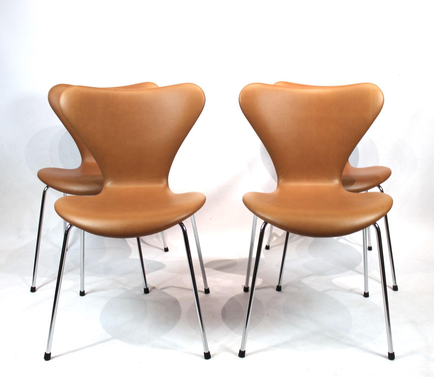 Et sæt af 4 stole, model 3107, designet af Arne Jacobsen og fremstillet ho - Osted Antik & Design