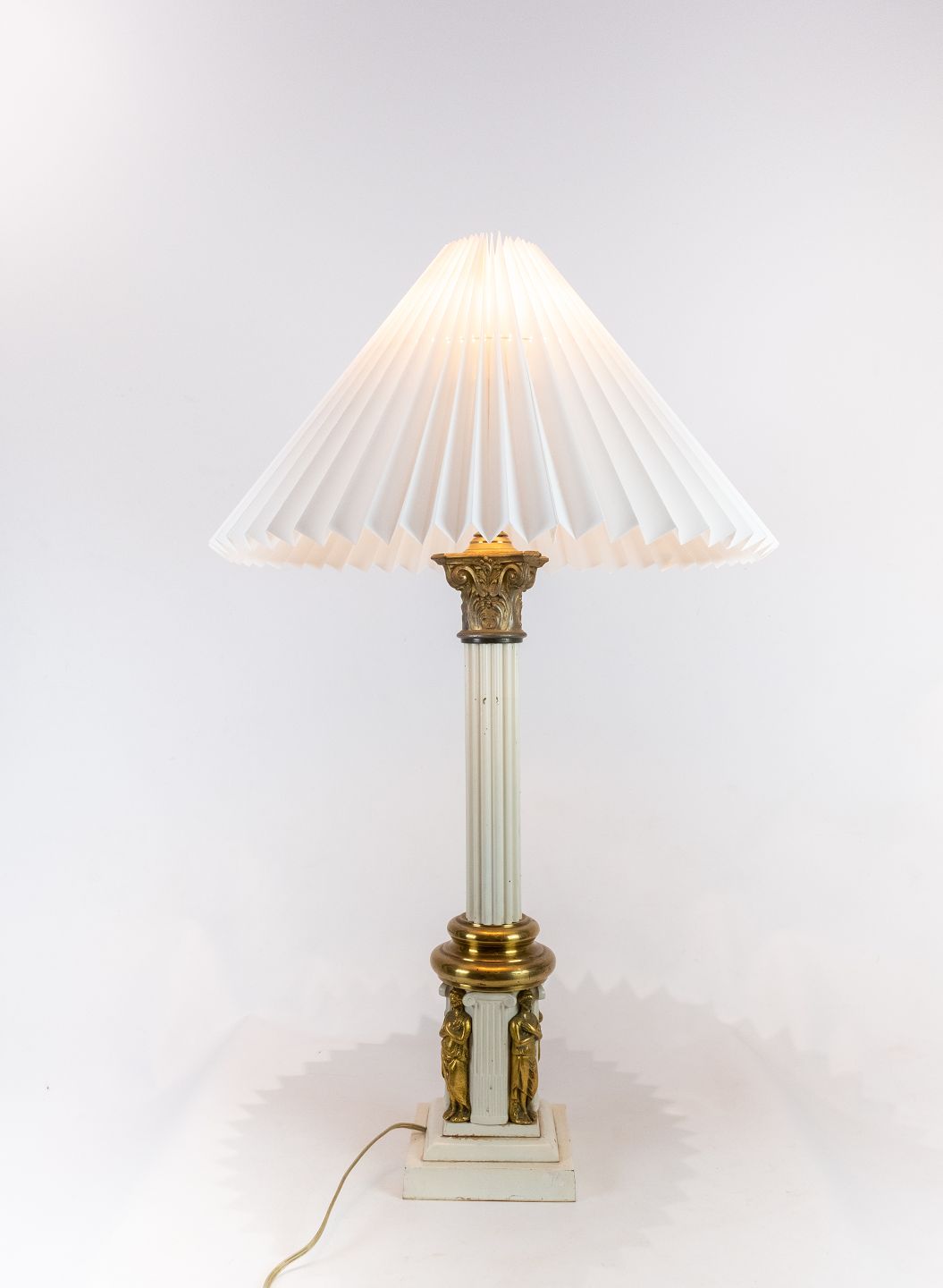 rynker Bekostning folder Gammel fransk bordlampe i messing dekoreret med forskellige figurer fra  1920erne - Osted Antik & Design