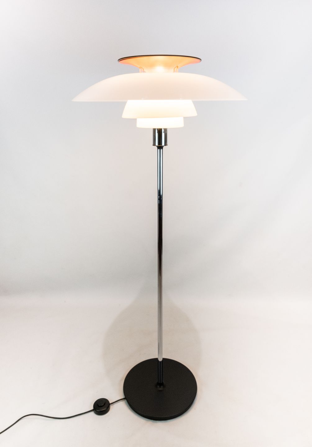 PH80 gulvlampe designet af Poul Henningsen og fremstillet af Louis