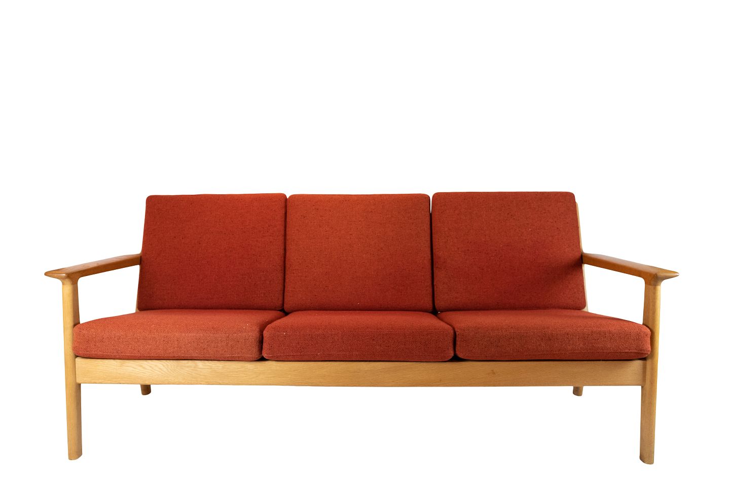 Armstrong ledelse gave Tre personers sofa i eg og rødt uldstof af Hans J. Wegner og Getama fra  1960erne - Osted Antik & Design