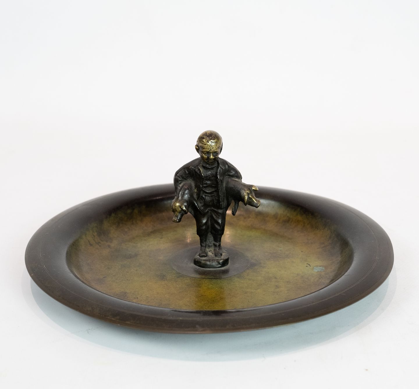 nordøst patron Kunde Rundt fad af bronze dekoreret med drengefigur. * 5000m2 udstilling. - Osted  Antik & Design