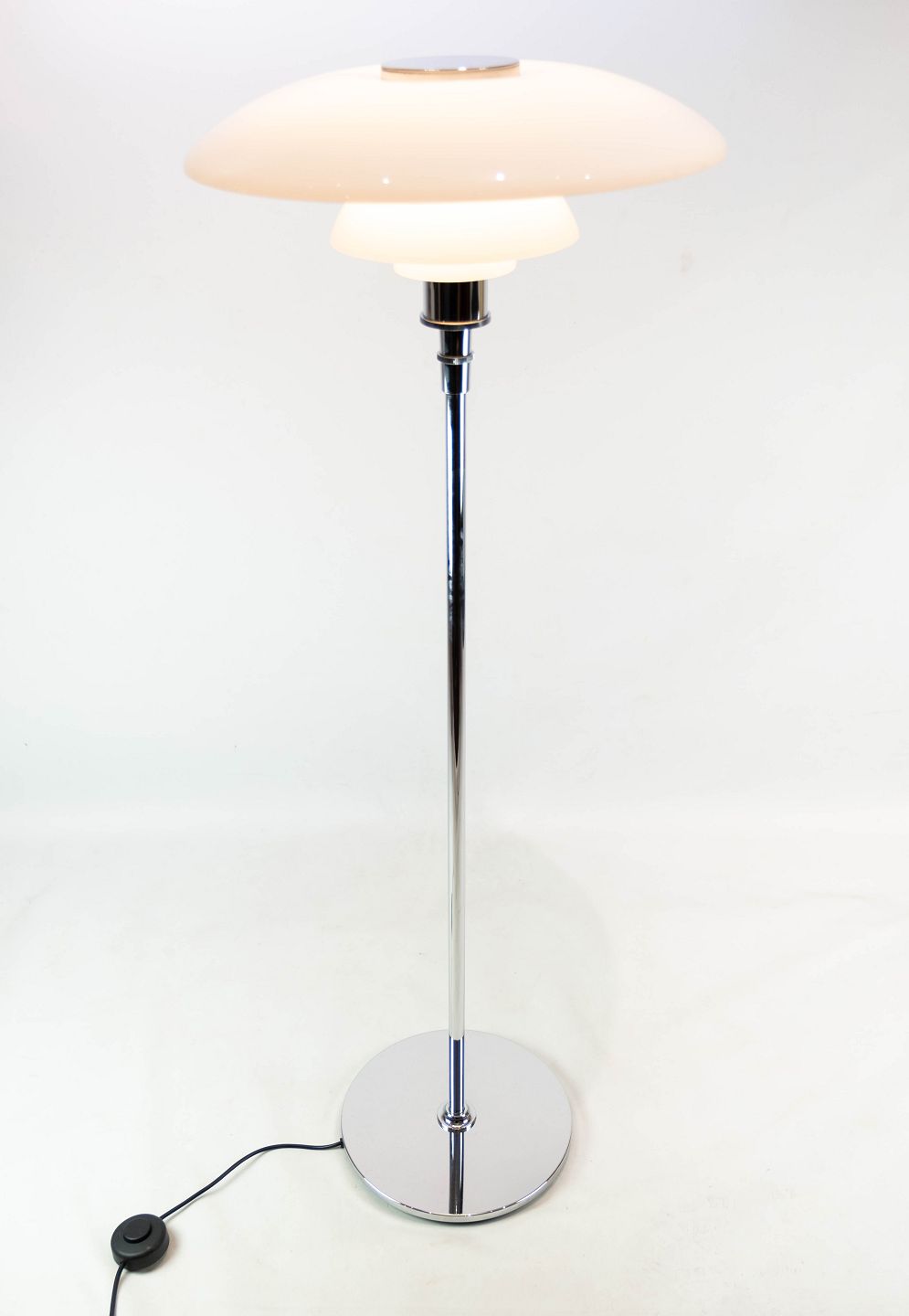 PH 4 1/2 standerlampe i højglans krom med skærme af hvidt opal glas. * 500 - Osted Antik & Design