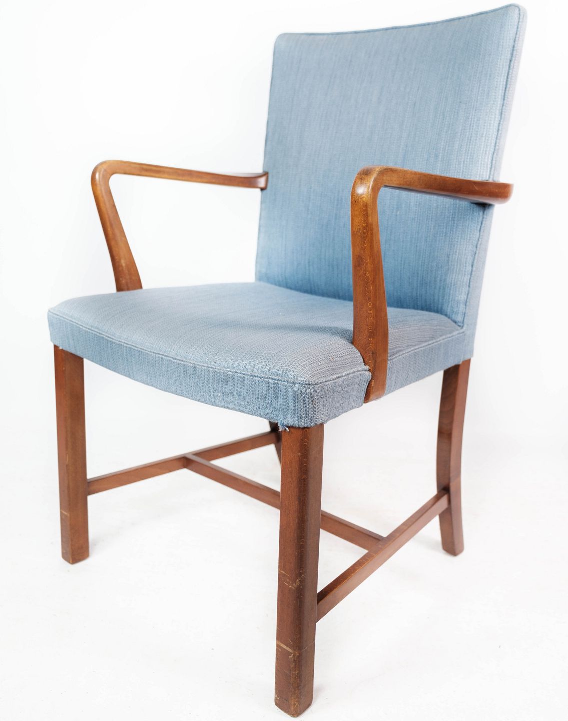Armstol i mahogni og polstret med lyseblåt fremstillet af Fritz Hansen. * 5 - Osted Antik & Design