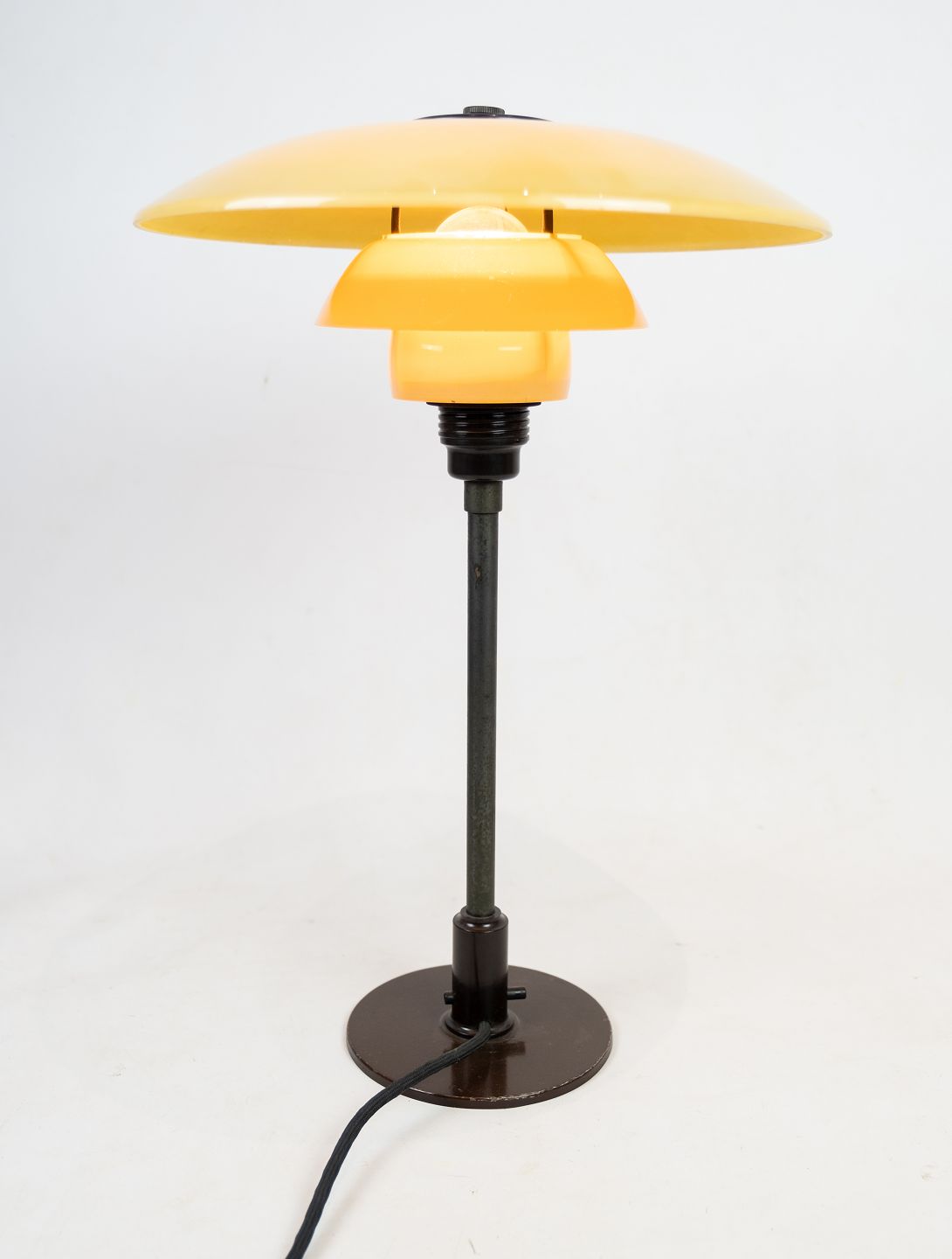PH 3-1/2 2-1/2 patented. Bordlampe med bruneret metal stel og gul mat opal skærm - Osted & Design