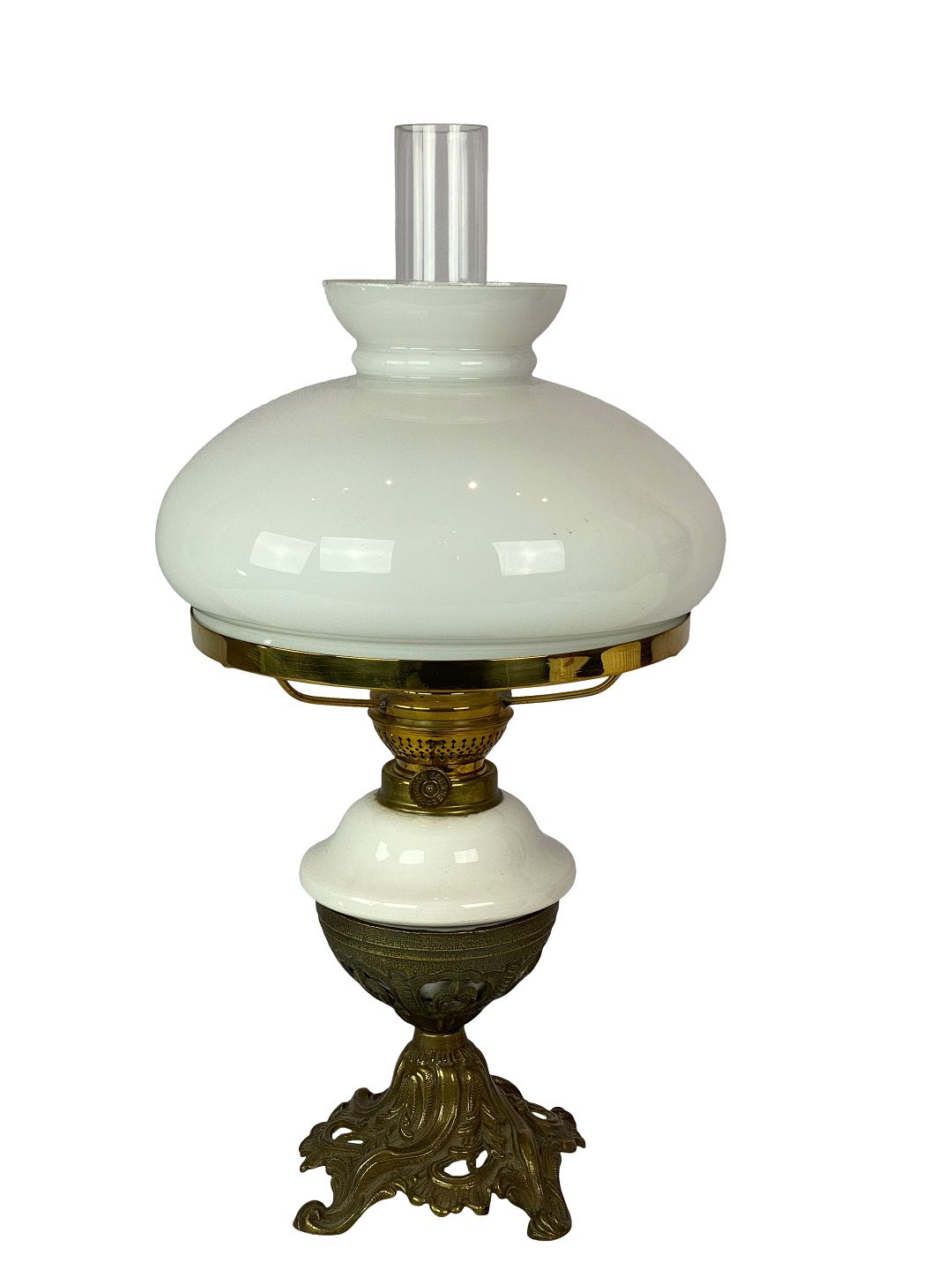 Petroleumslampe af patineret messing med skærm af hvid opal glas fra omkring 186 - Osted & Design