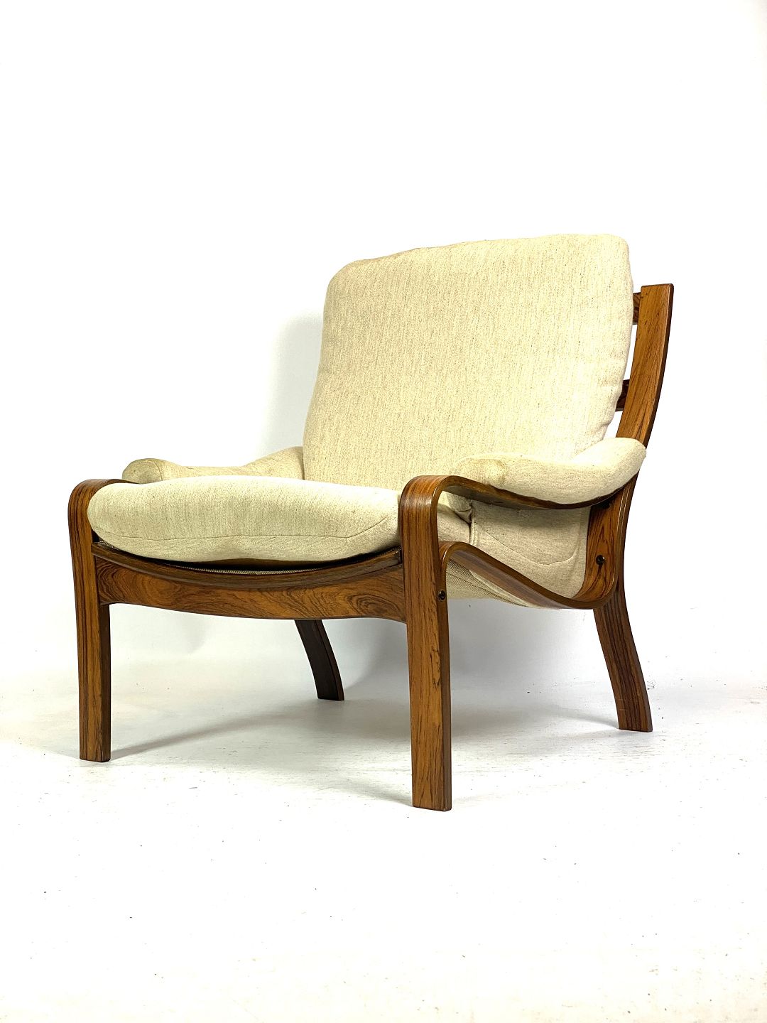 Hvilestol i palisander og polstret med lyst stof, dansk design fra 1960erne. - Osted Antik Design