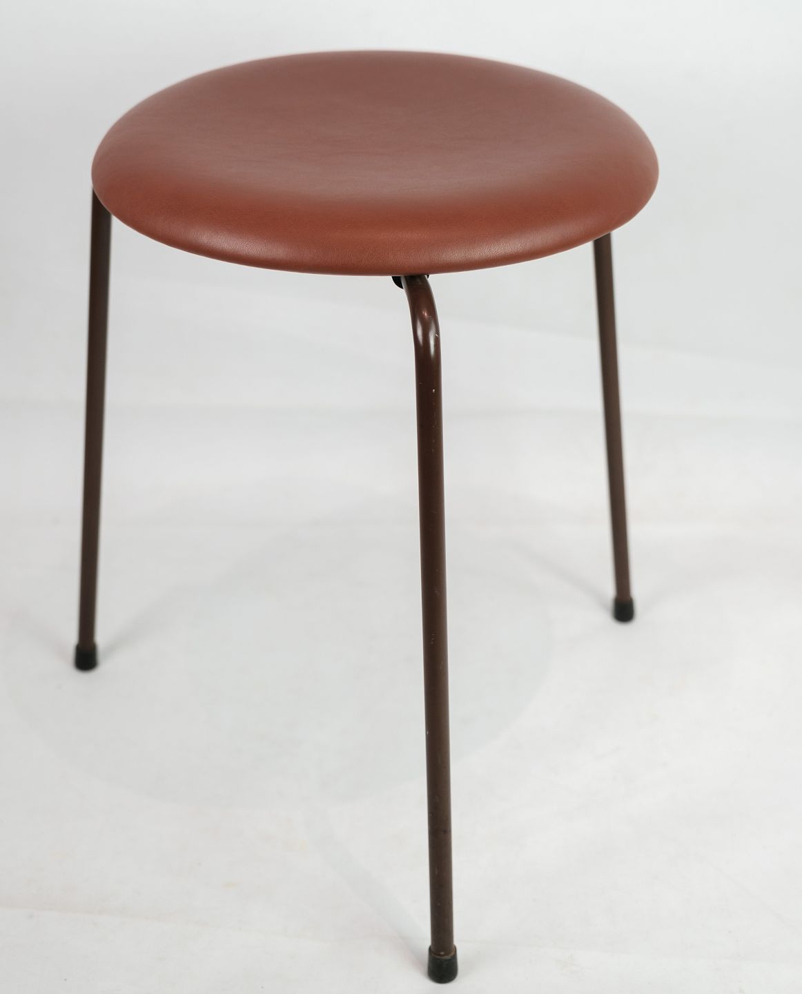overse Vittig amme Arne Jacobsen Dot skammel / taburet med læder og brunt malede stel fra  omkring 1 - Osted Antik & Design