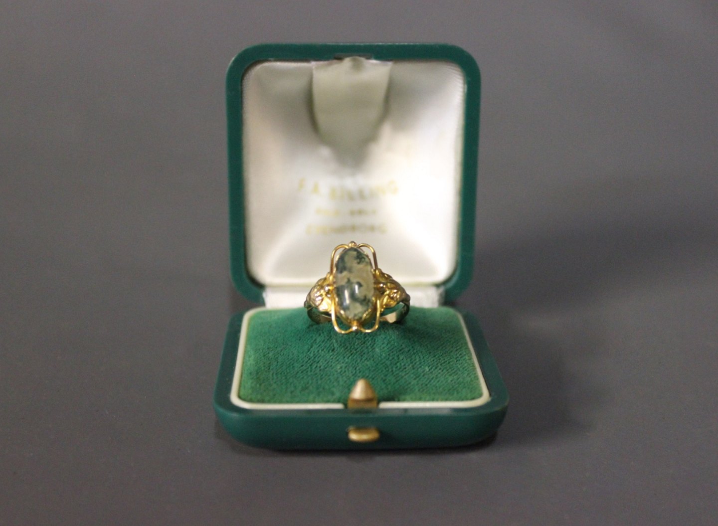 14 kt. guldring med smuk grøn sten. * 5000m2 - Osted Antik & Design
