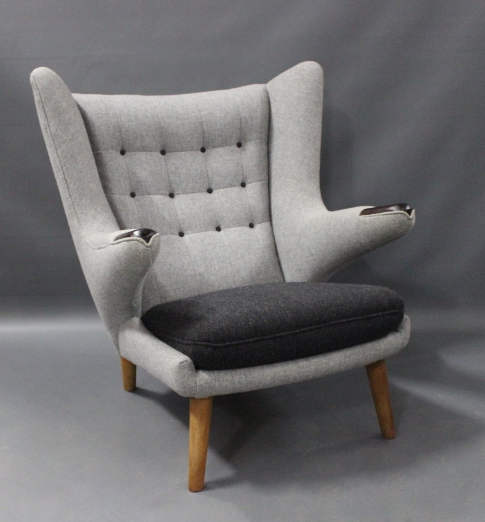 Bamsestol, 19, samt skammel, model PP120, designet af Hans Wegner i - Osted Antik & Design