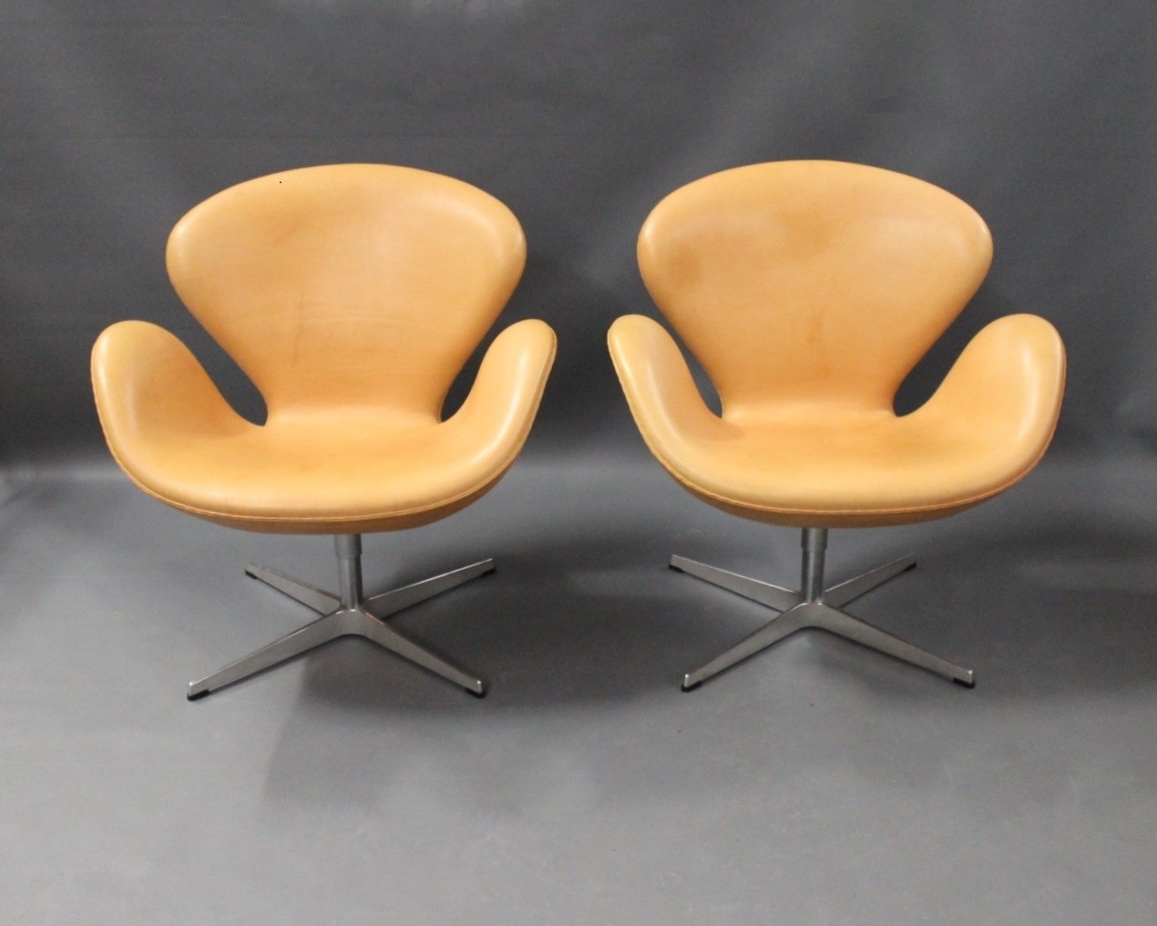 Et Svanestole, 3320, i læder med patina af Arne Jacobsen og Fr - Osted Antik & Design