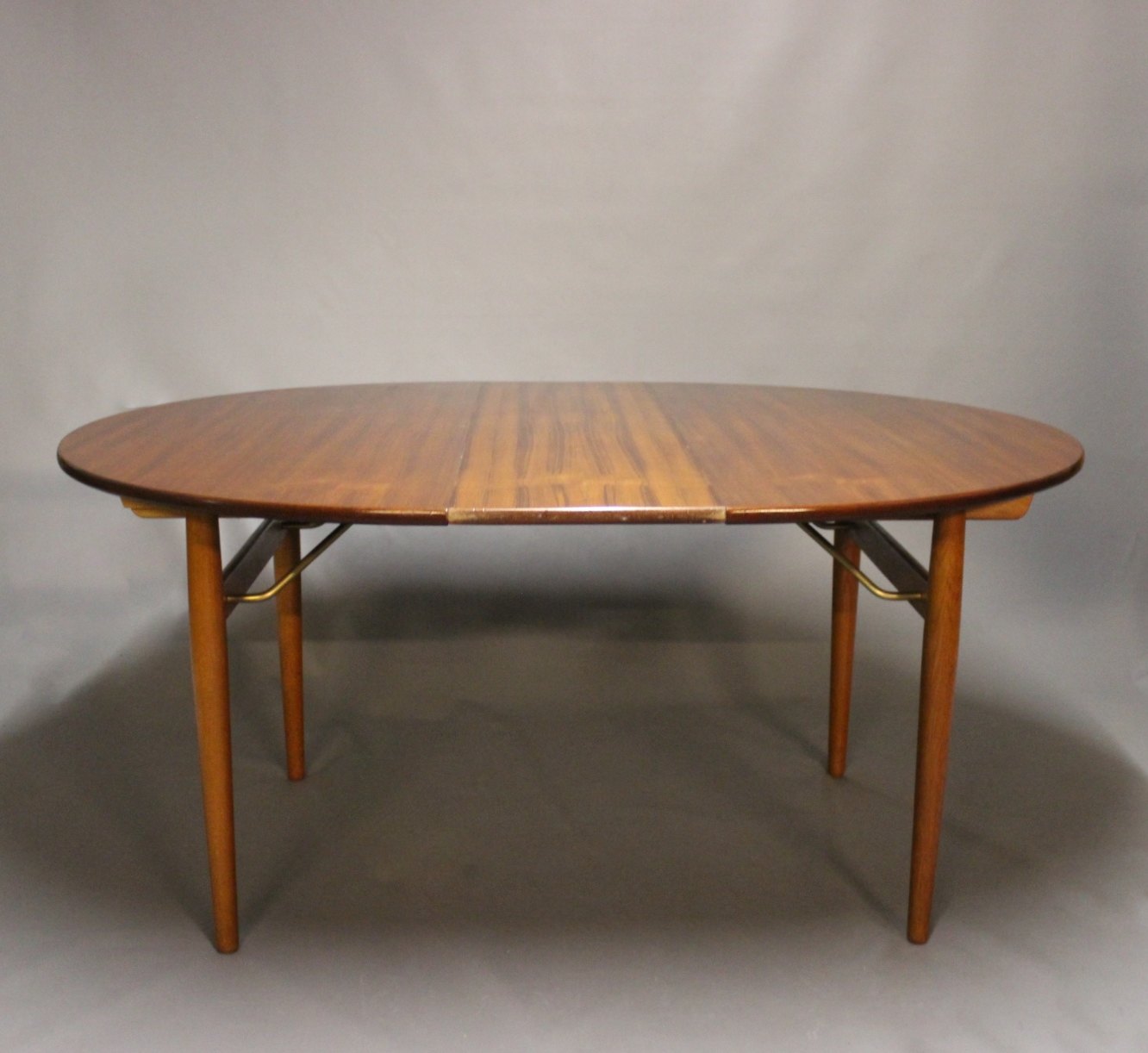matchmaker Optimisme Næste Rundt spisebord med udtræk i teak og eg af Hans J. Wegner fra 1960erne. *  5000m2 - Osted Antik & Design