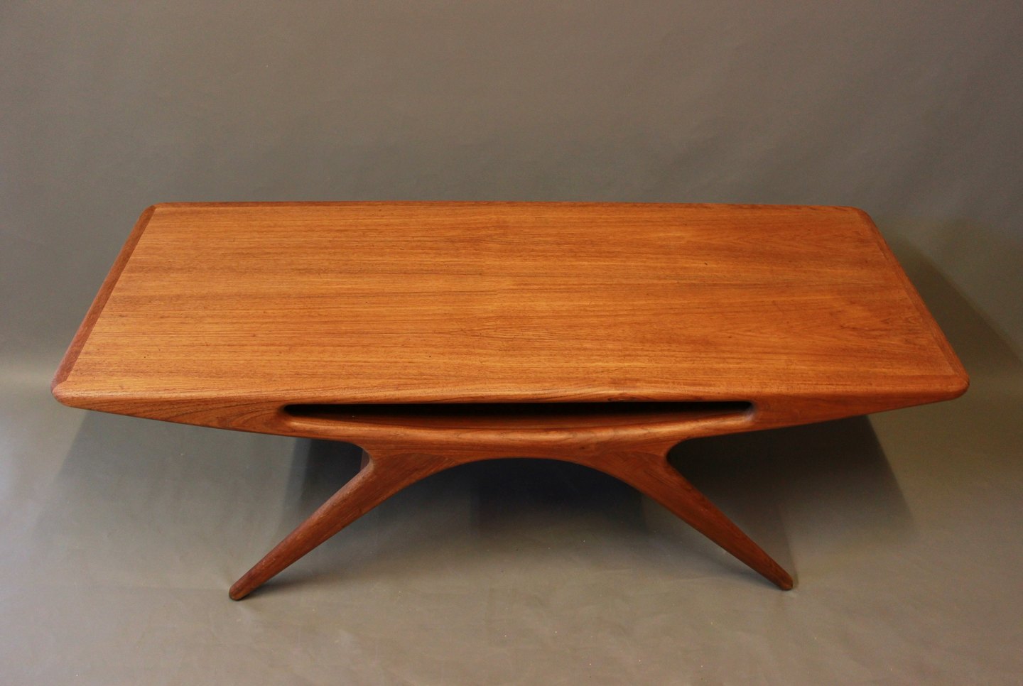 Sofabord, "Smilet" i teak af Johannes Andersen og CFC fra 1960erne. * - Osted Antik & Design