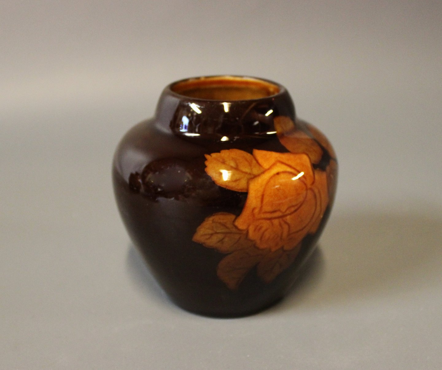 Lille keramik vase med brun glasur og dekoreret blomster motiv ukendt kun - Osted & Design