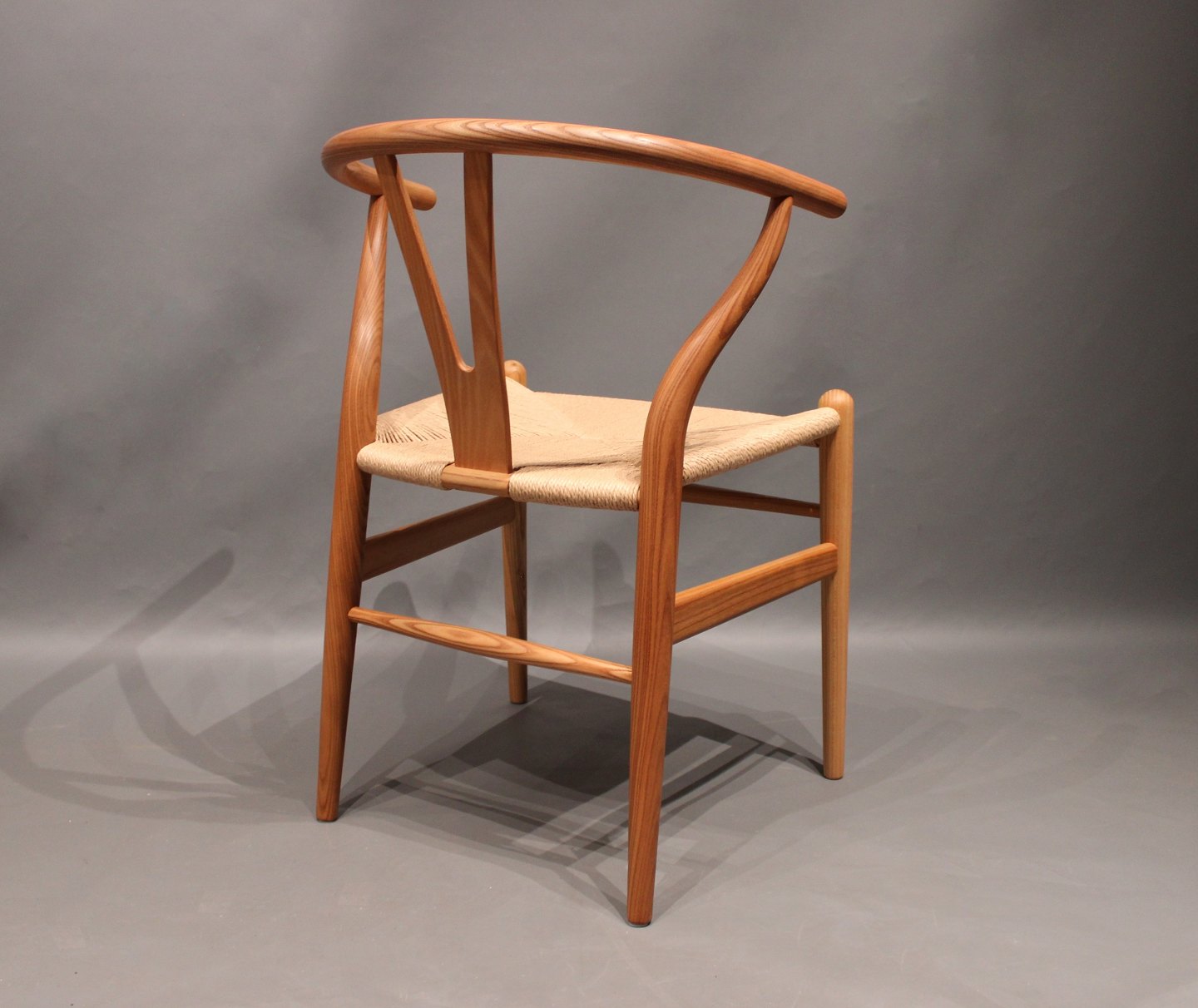 lejer melodrama Stort univers Y-stol, model CH24, jubilæumsmodel i anledning af Hans J. Wegners  fødselsdag d. - Osted Antik & Design