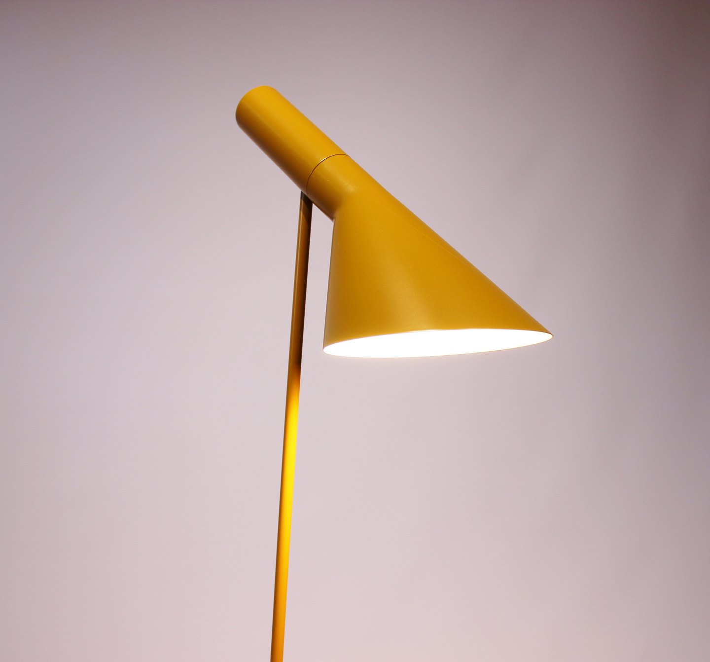 Temmelig lette Portico Gul gulvlampe designet af Arne Jacobsen i 1960 og fremstillet af Louis  Poulsen. - Osted Antik & Design