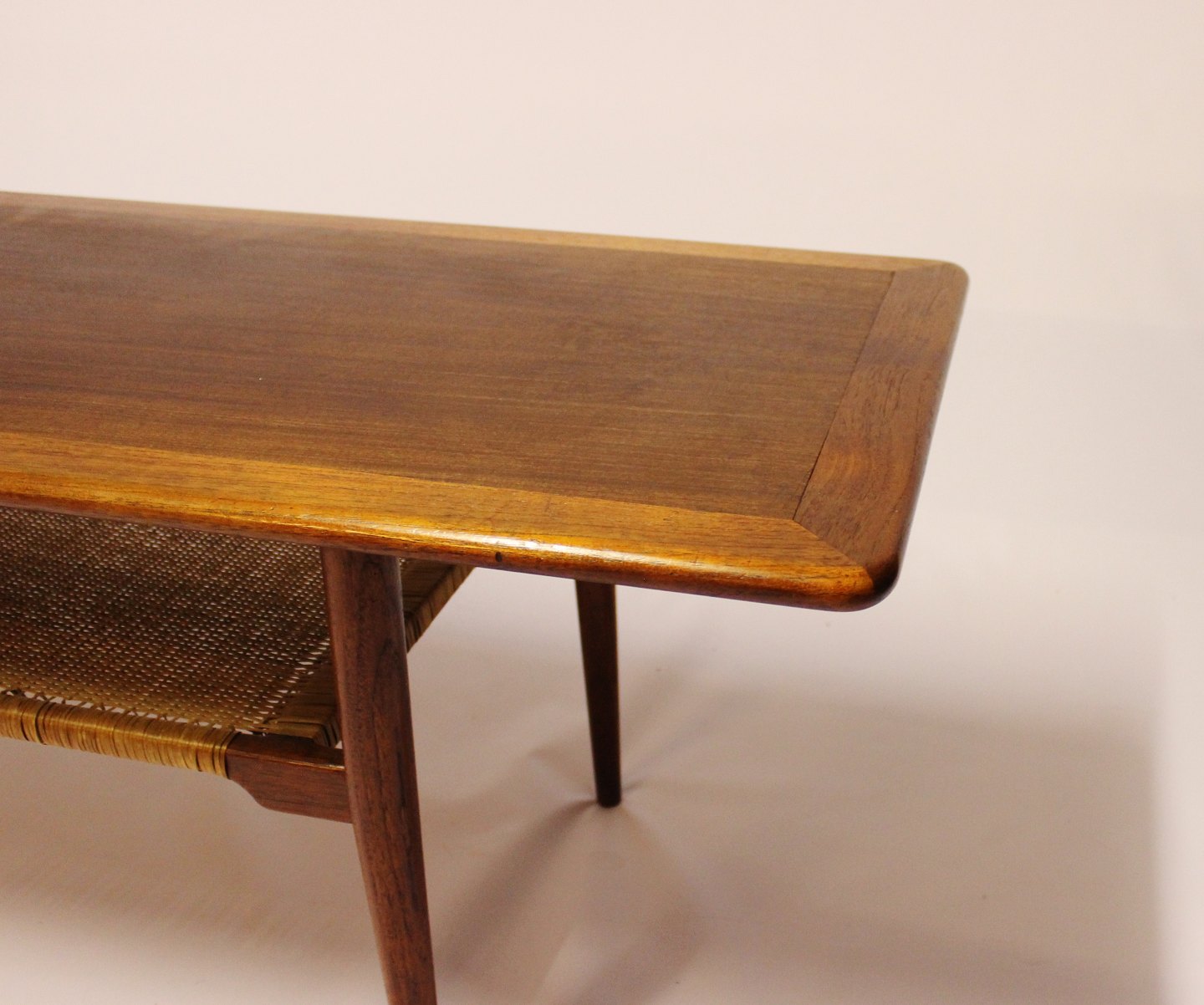 Sofabord i teak med flet af dansk design fra * 5000m2 udstilling - Osted Antik & Design