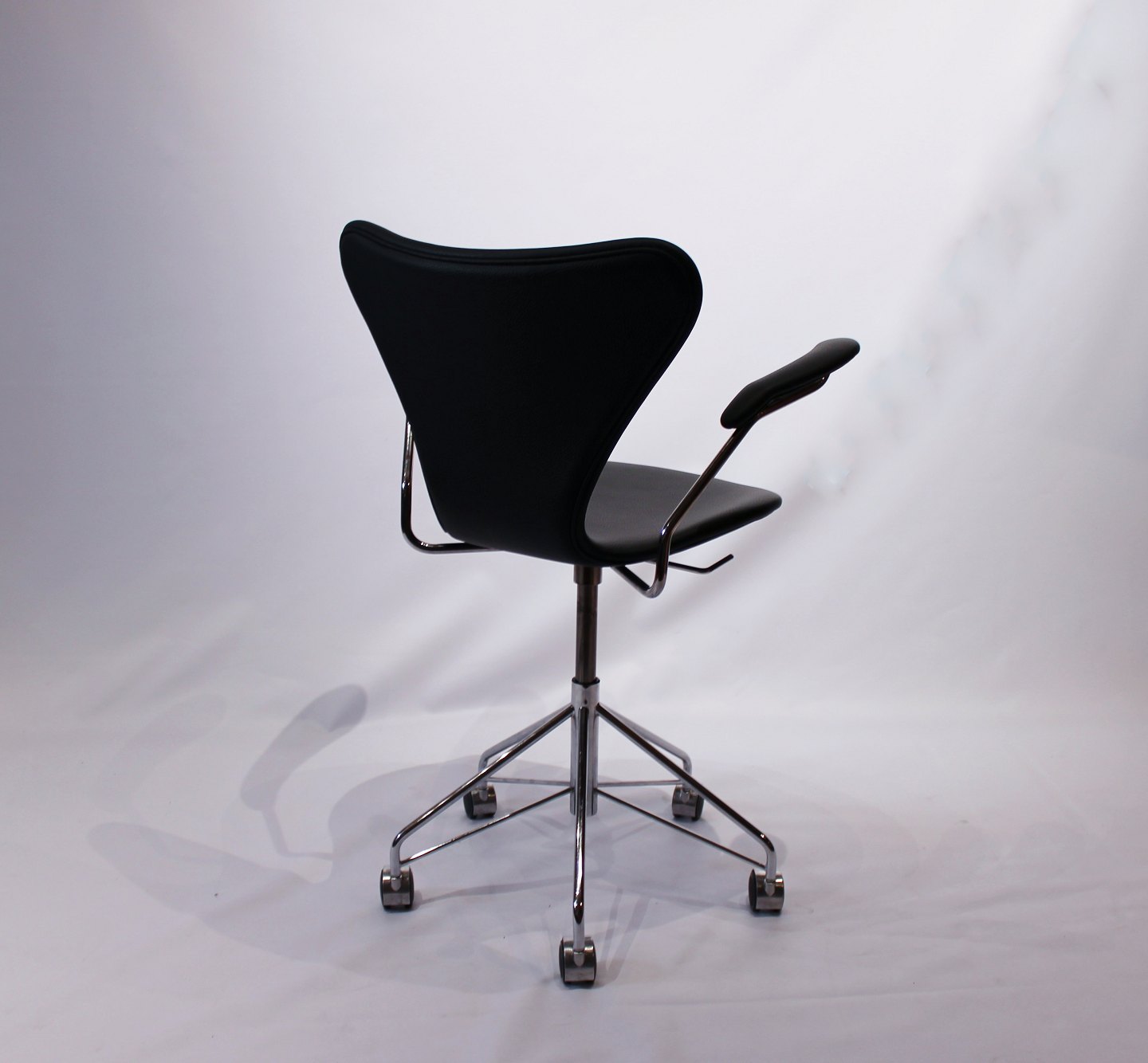 kontorstol, model med armlæn og drejefunktion i sort læder af Arne Ja - Osted Antik & Design