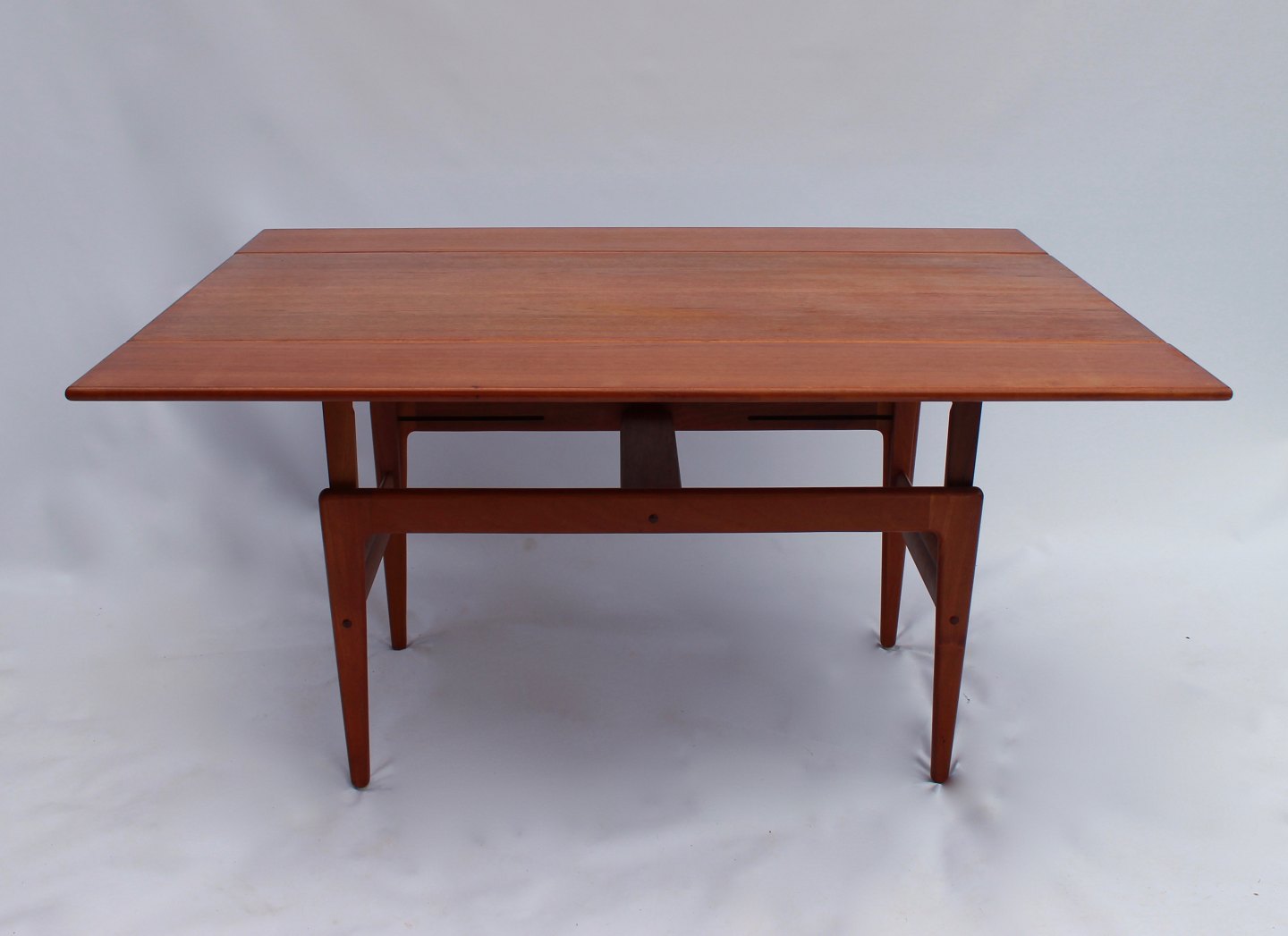 Rusten derefter Desperat Elevatorbord, kan både bruges som sofabord og spisebord, i teak og af dansk  desi - Osted Antik & Design